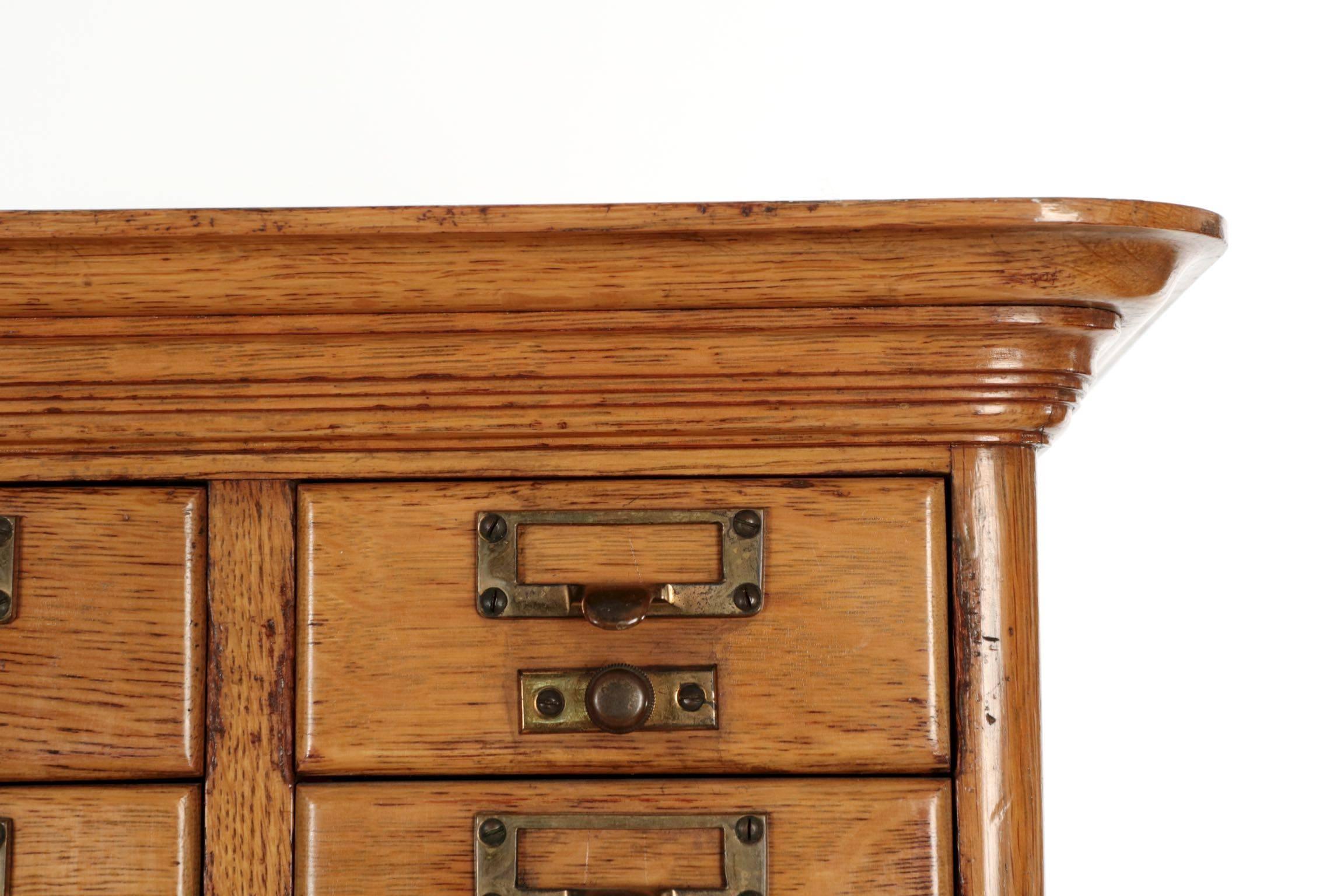 Early 20th Century American Arts & Crafts Tiger Oak 75-Card Library Catalog, circa 1915