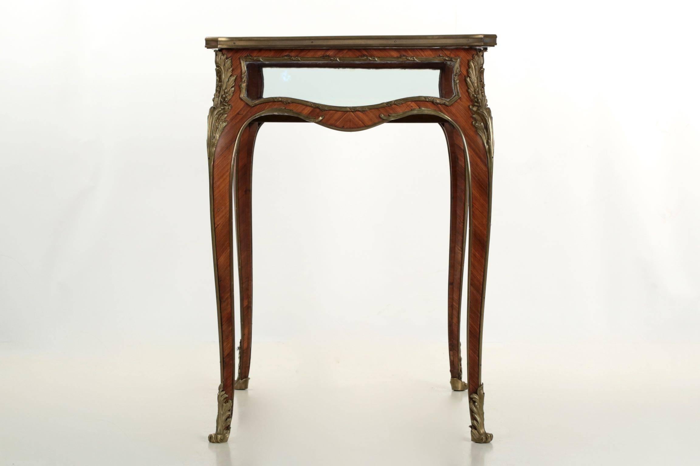 French Louis XV Style Collector's Vitrine Center Table Antique Gueridon, c. 1890 1