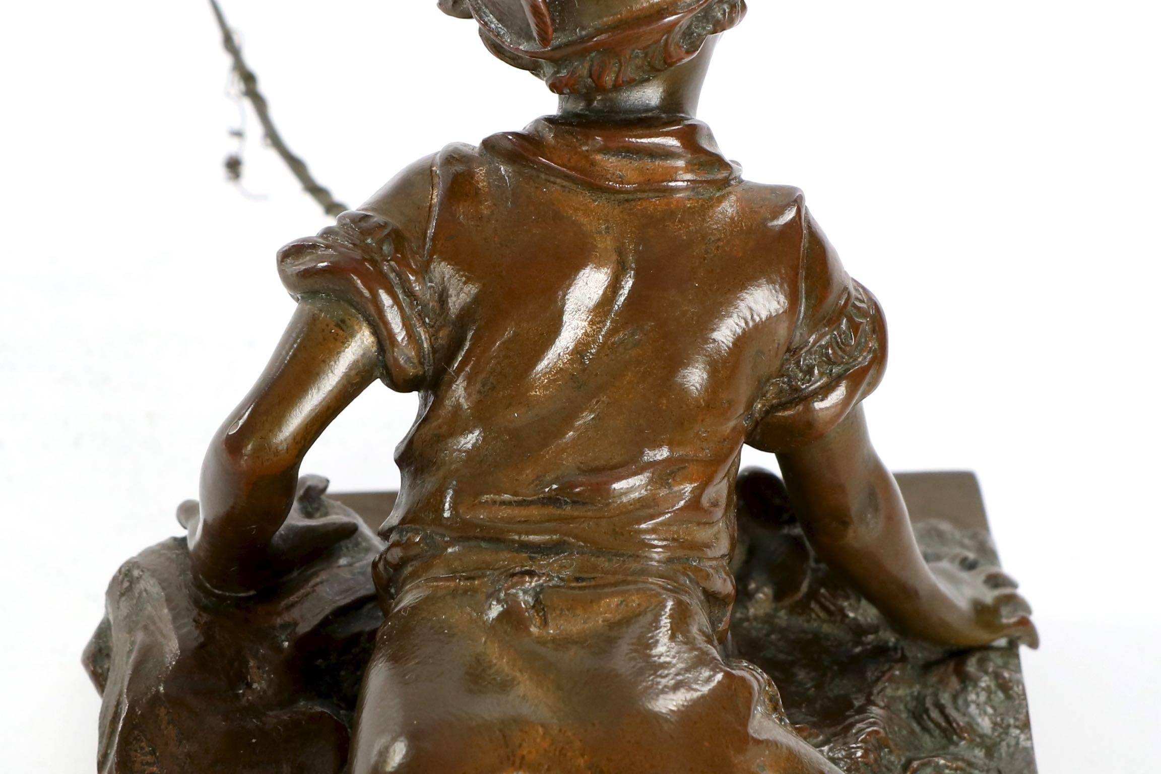 Sculpture ancienne en bronze représentant un garçon en train de pêcher:: coulée par la fonderie Berndorf:: Vienne:: Autriche 1