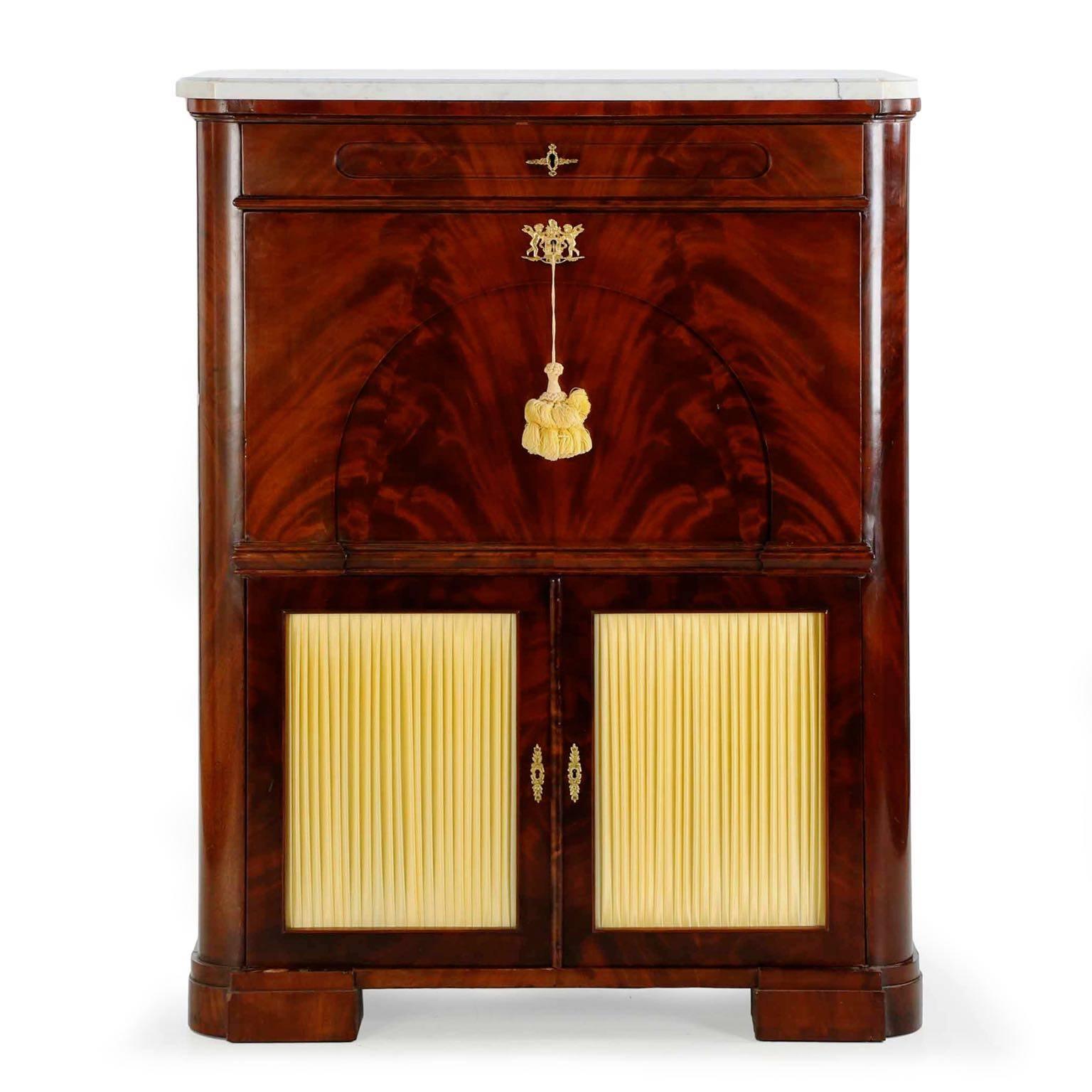 Of simply magnificent quality and craftsmanship, this exquisite secrétaire à abattant (secretary desk) is a perfect melding of rich material and precise design. The careful attention to detail is first evident when opening the fall front lid, this