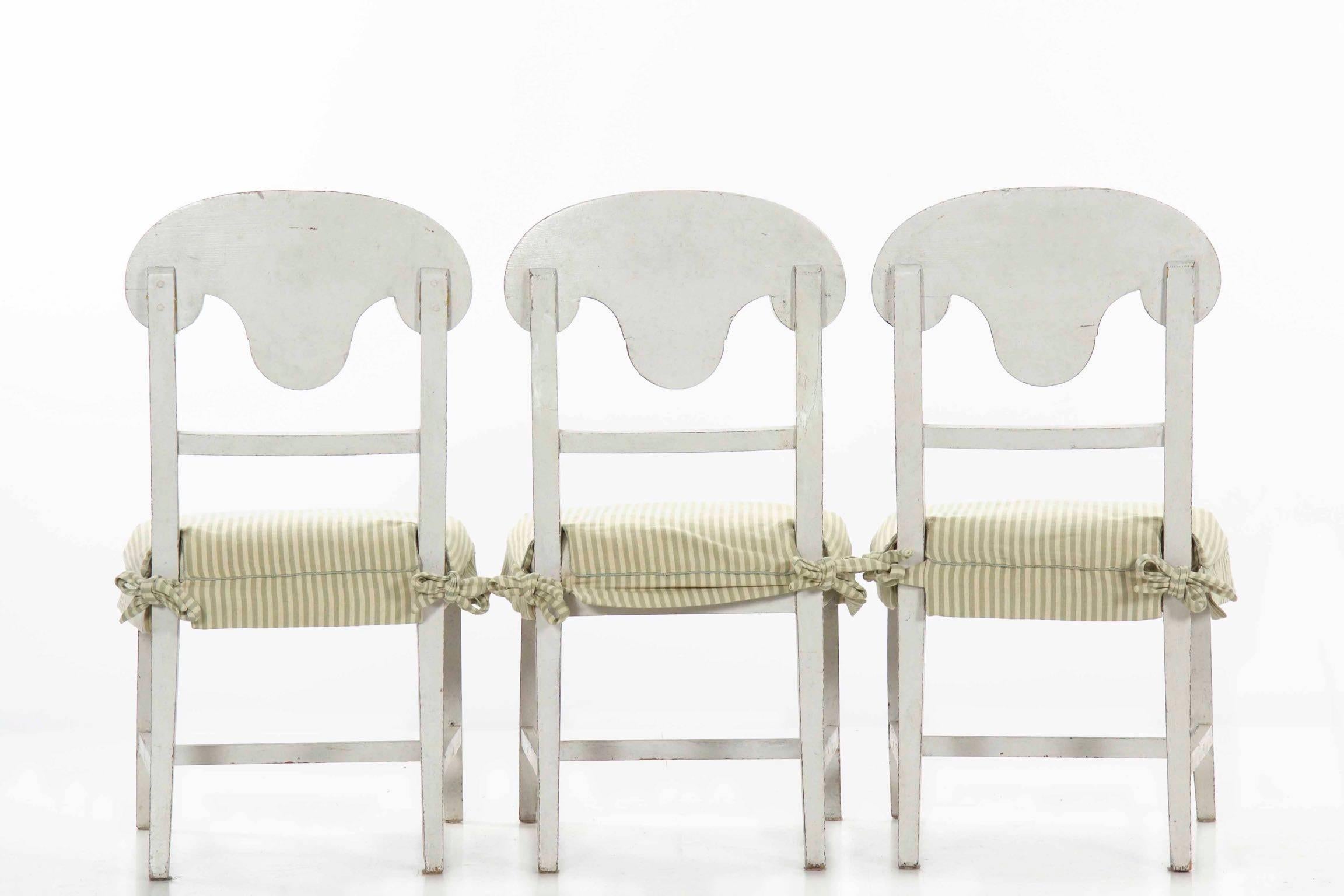 Swedish Gustavian Style Set of Six White Painted Dining Chairs In Good Condition In Shippensburg, PA