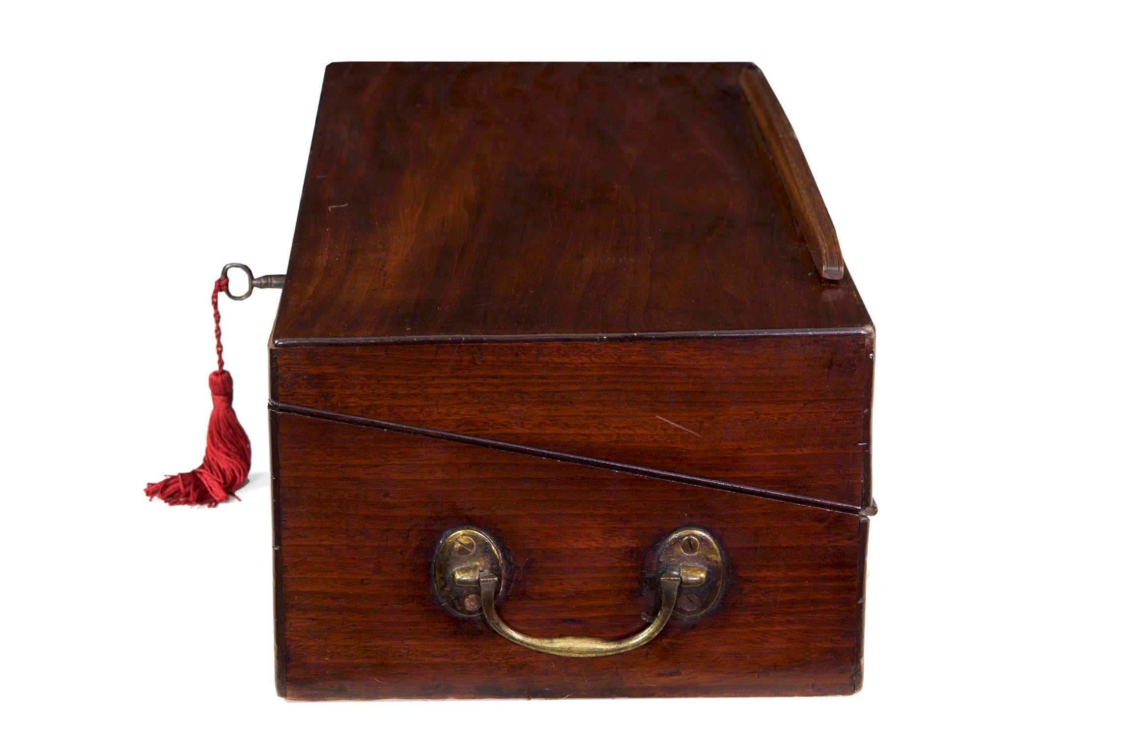 Englisch George III Mahagoni und Messing Antike Reiseschreibtisch Schreiben Schrägstrich Box im Zustand „Gut“ in Shippensburg, PA