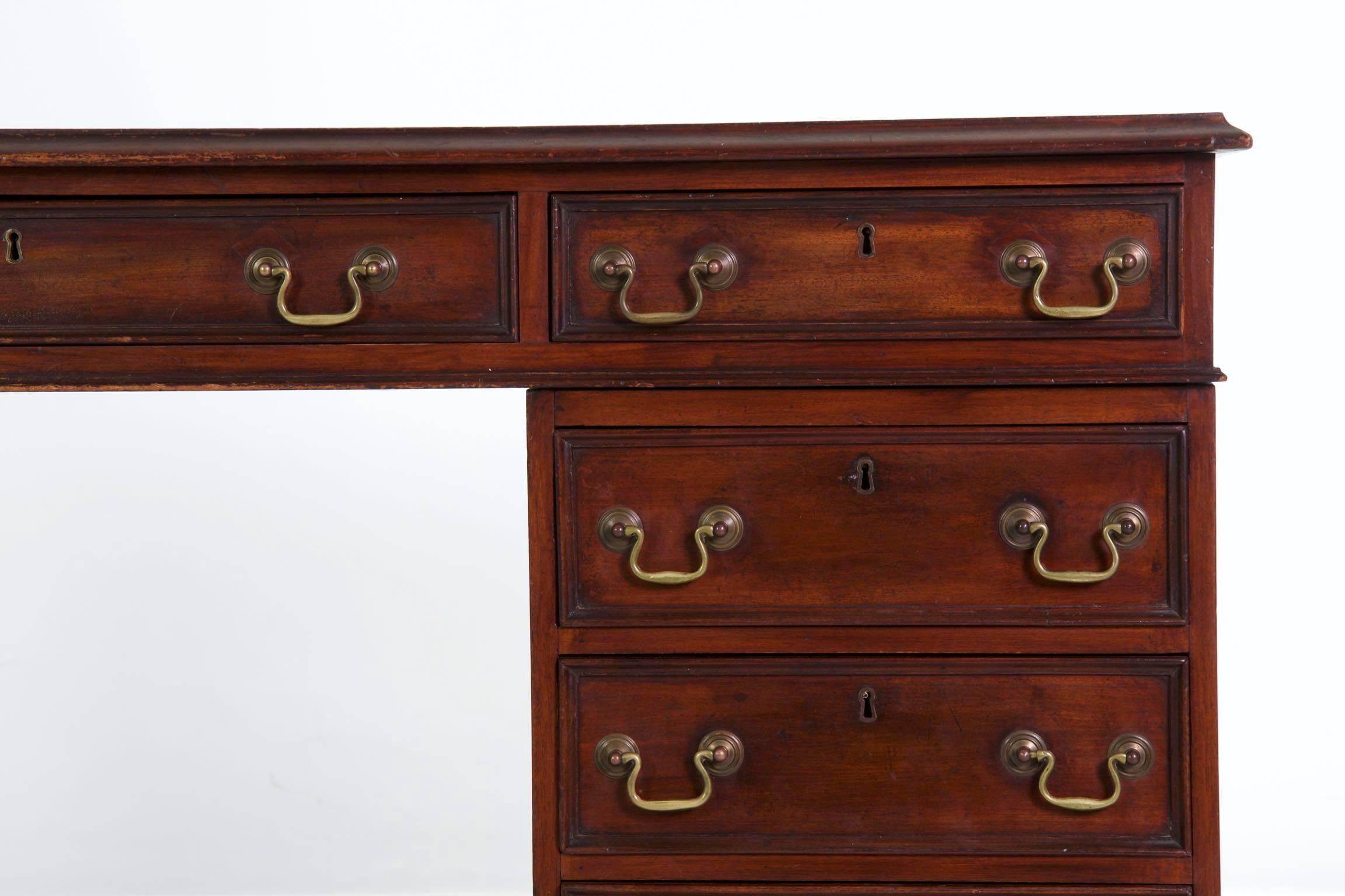 20th Century English George III Style Mahogany and Leather Antique Pedestal Desk (George III.)