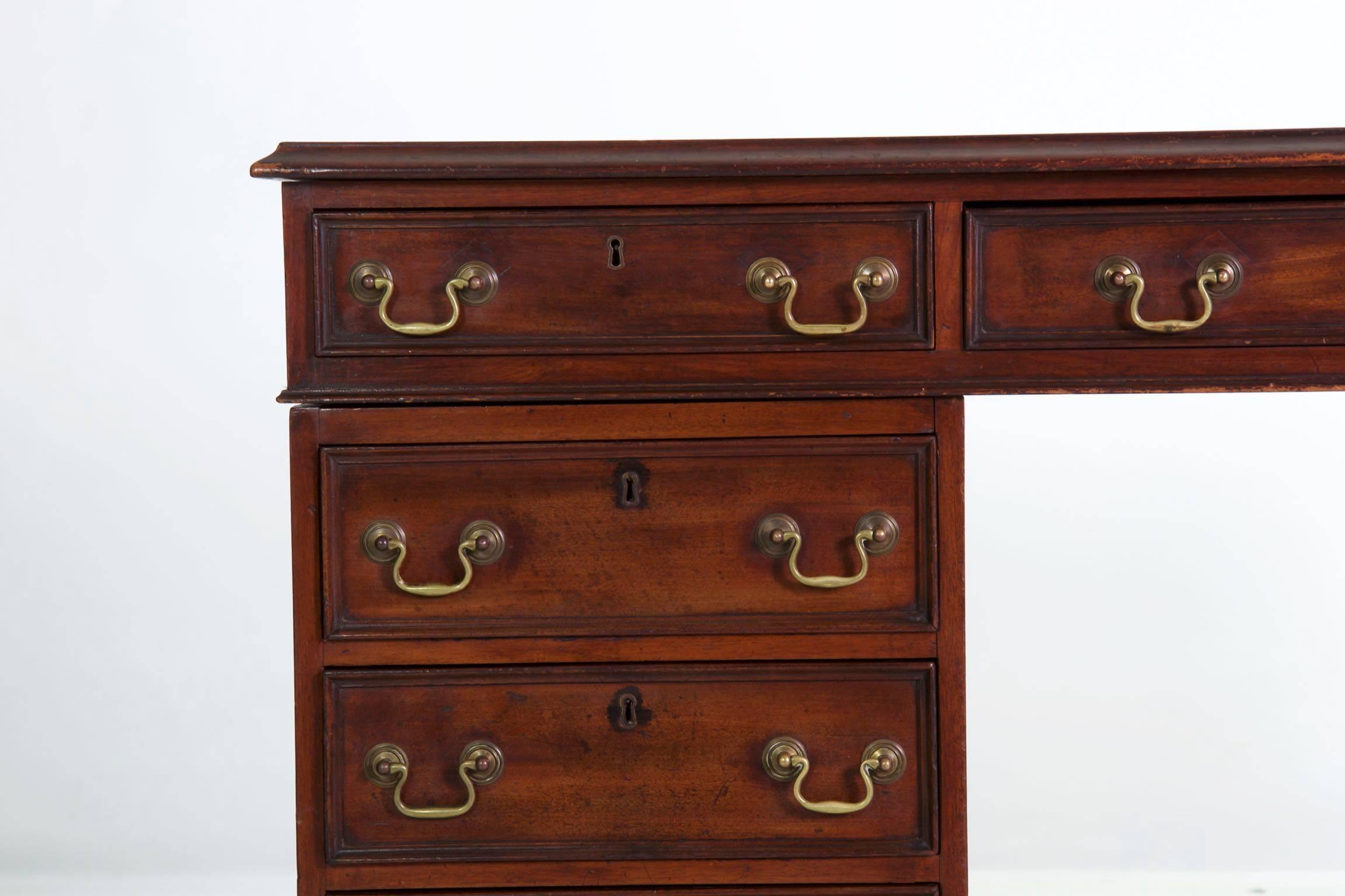 20th Century English George III Style Mahogany and Leather Antique Pedestal Desk In Good Condition In Shippensburg, PA