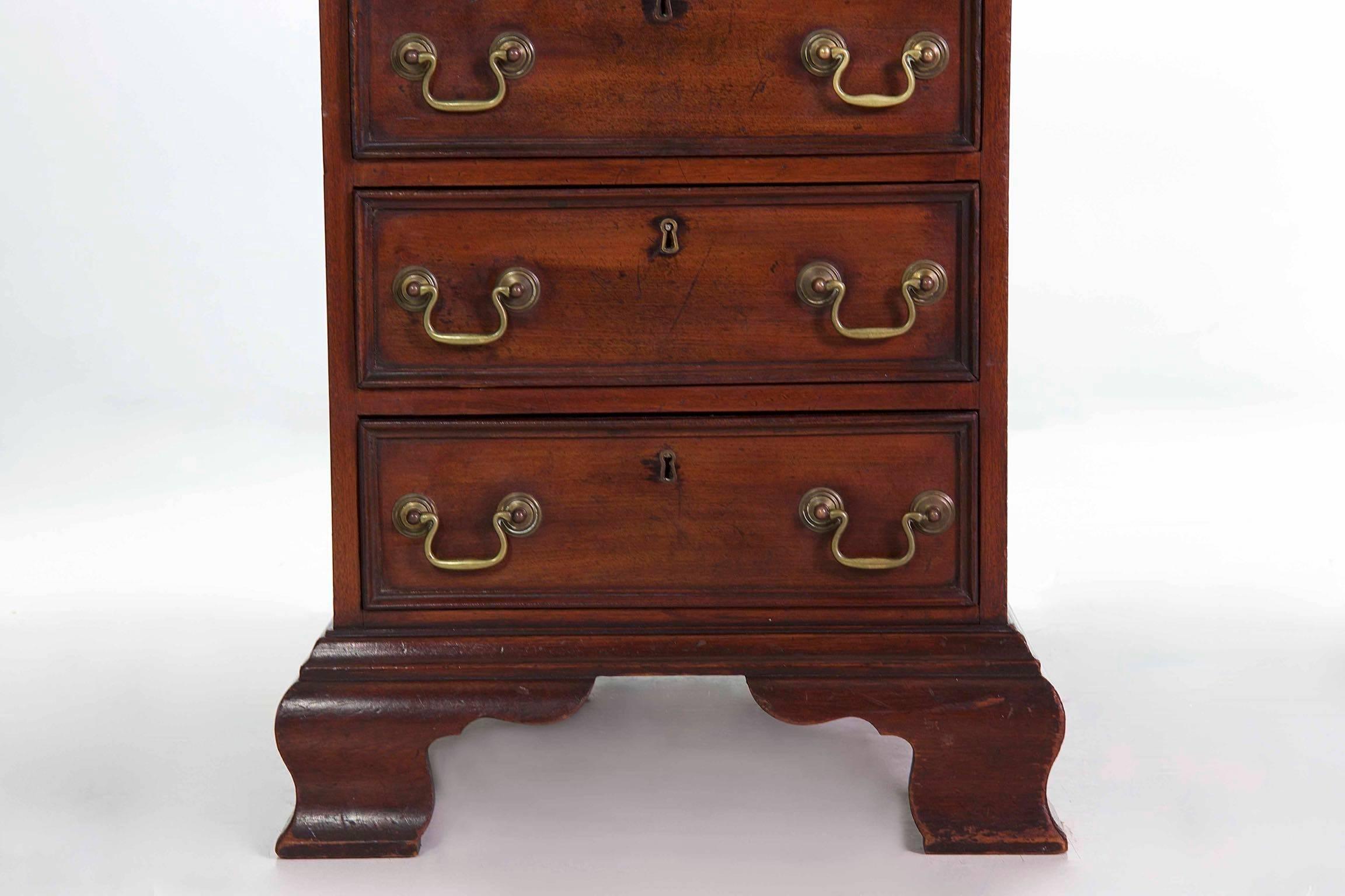 20th Century English George III Style Mahogany and Leather Antique Pedestal Desk im Zustand „Gut“ in Shippensburg, PA