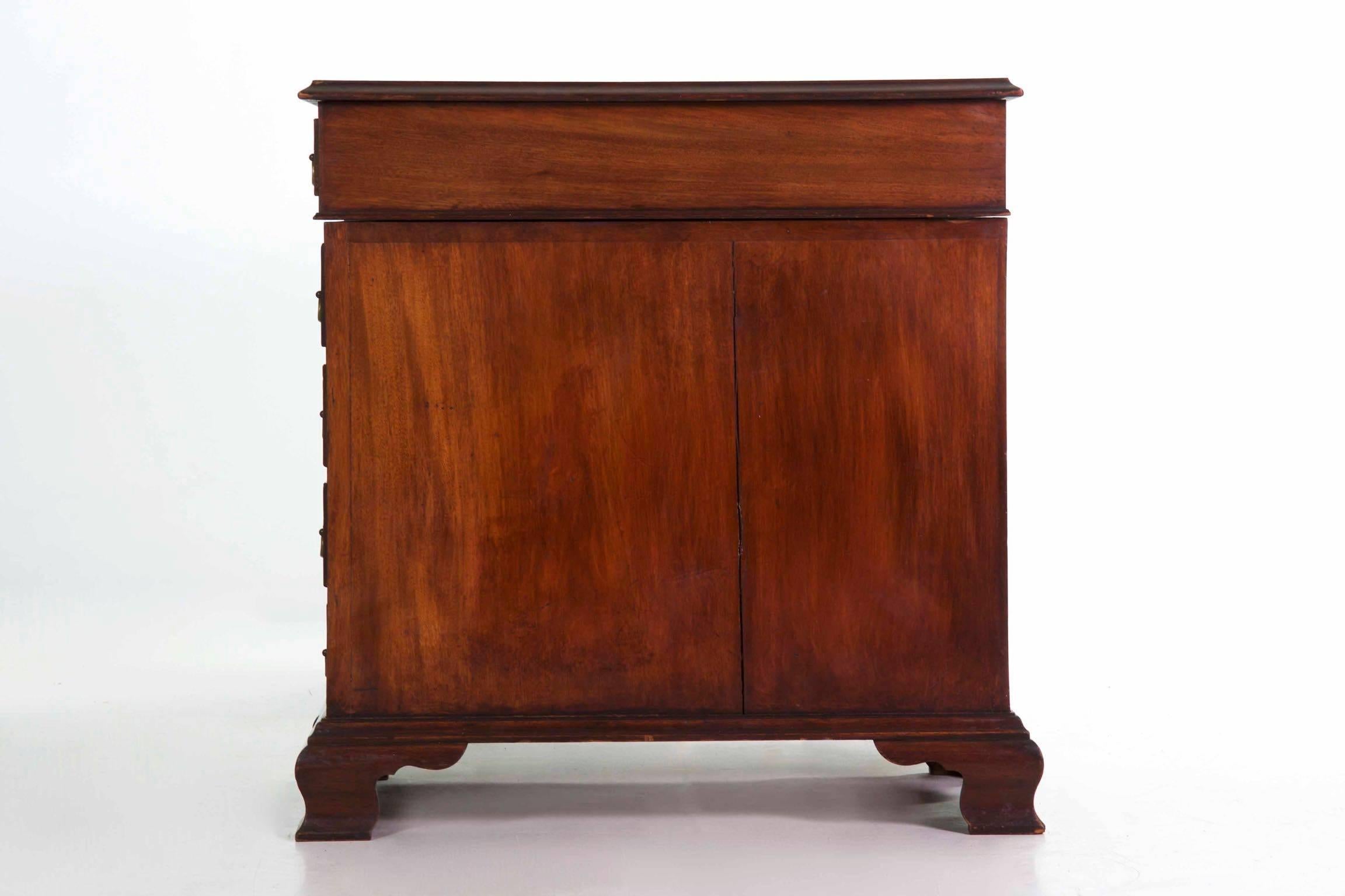 Oak 20th Century English George III Style Mahogany and Leather Antique Pedestal Desk