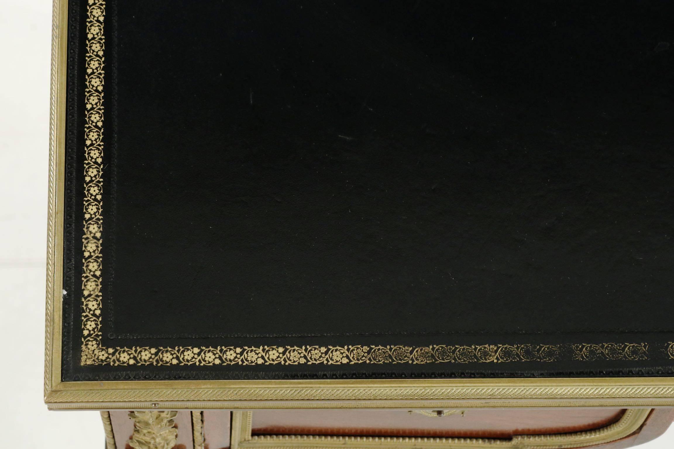 20th Century French Neoclassical Antique Mahogany Bureau Plat Writing Table Desk (Leder)