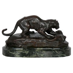 Sculpture en bronze d'un chat de panthère attachant un chérubin par Antoine-Louis Barye