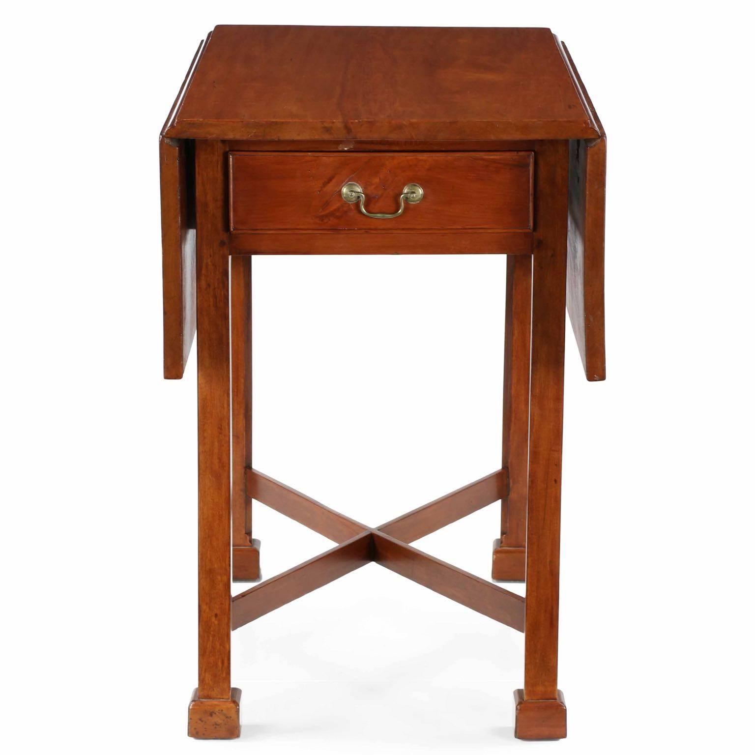 American Chippendale Cherry Antique Pembroke Table, Pennsylvania, circa 1780 In Excellent Condition In Shippensburg, PA