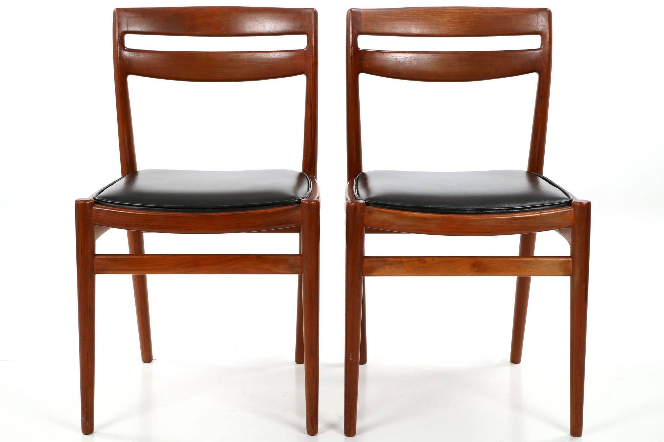 Four Danish Mid-Century Modern Teakwood Side Chairs, Retailed by Leo Spivak Inc. In Excellent Condition In Shippensburg, PA