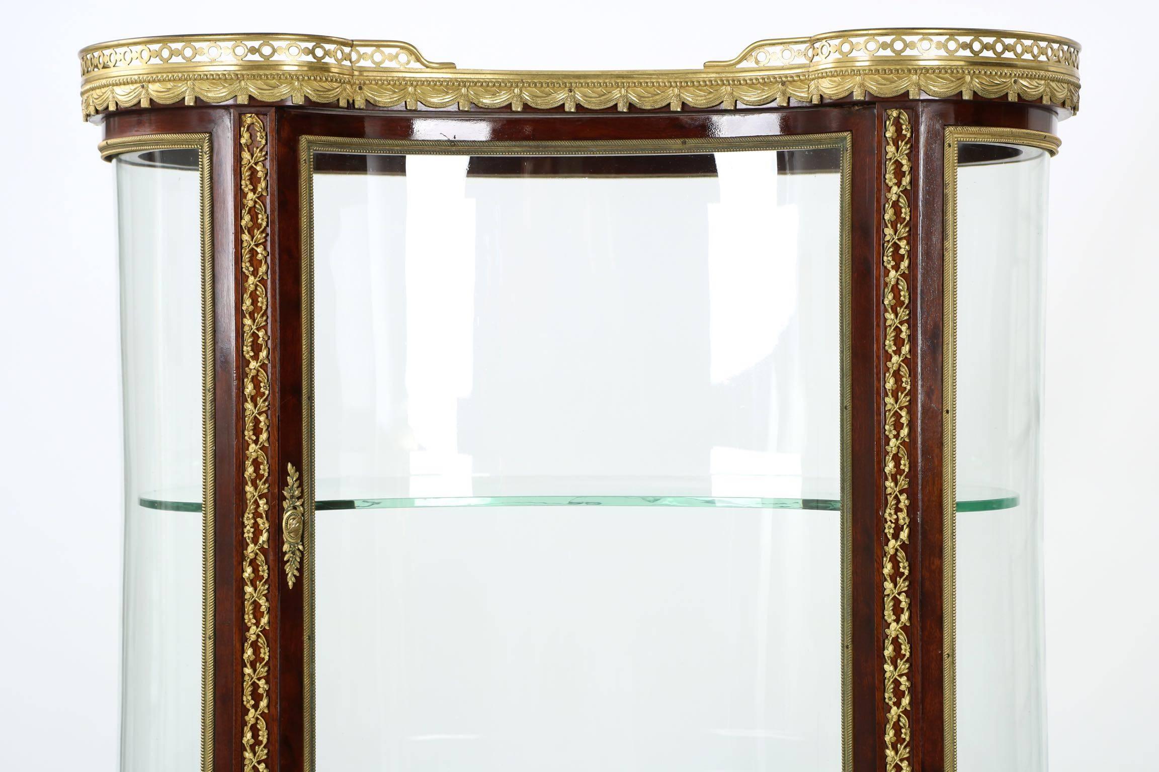 Gilt French Louis XV Style Mahogany Kidney Vitrine Curio Cabinet, circa 1890-1910