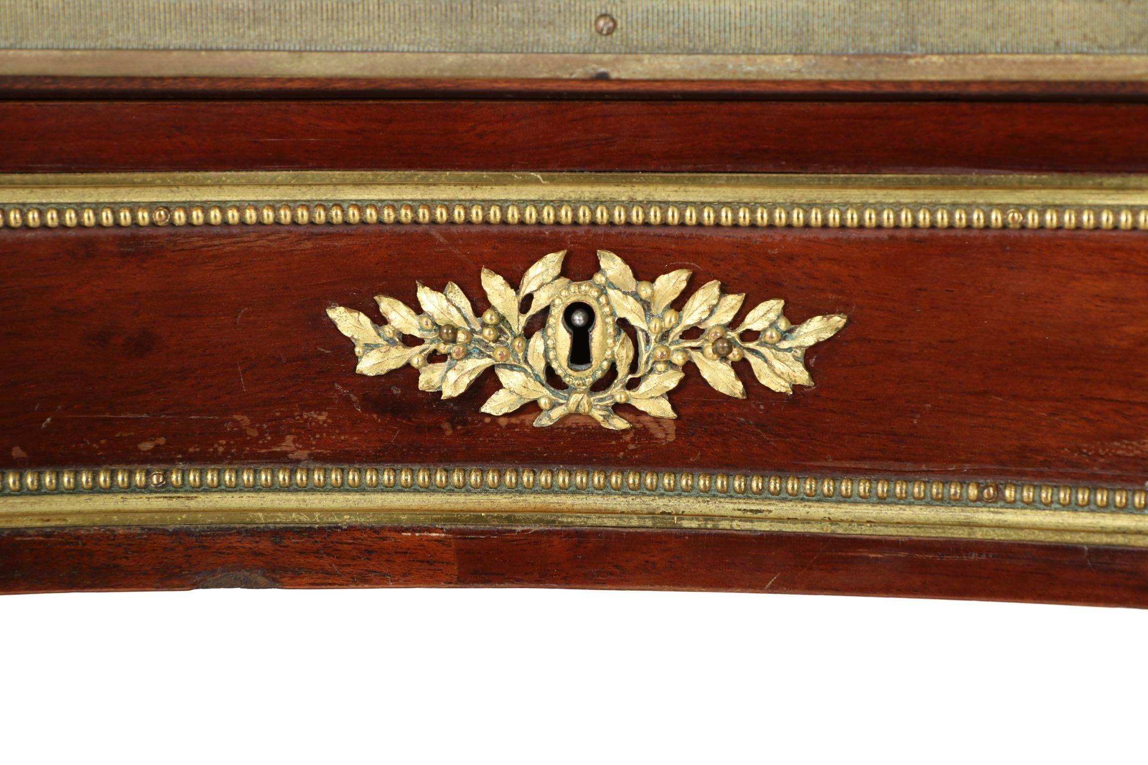 French Louis XV Style Mahogany Kidney Vitrine Curio Cabinet, circa 1890-1910 1