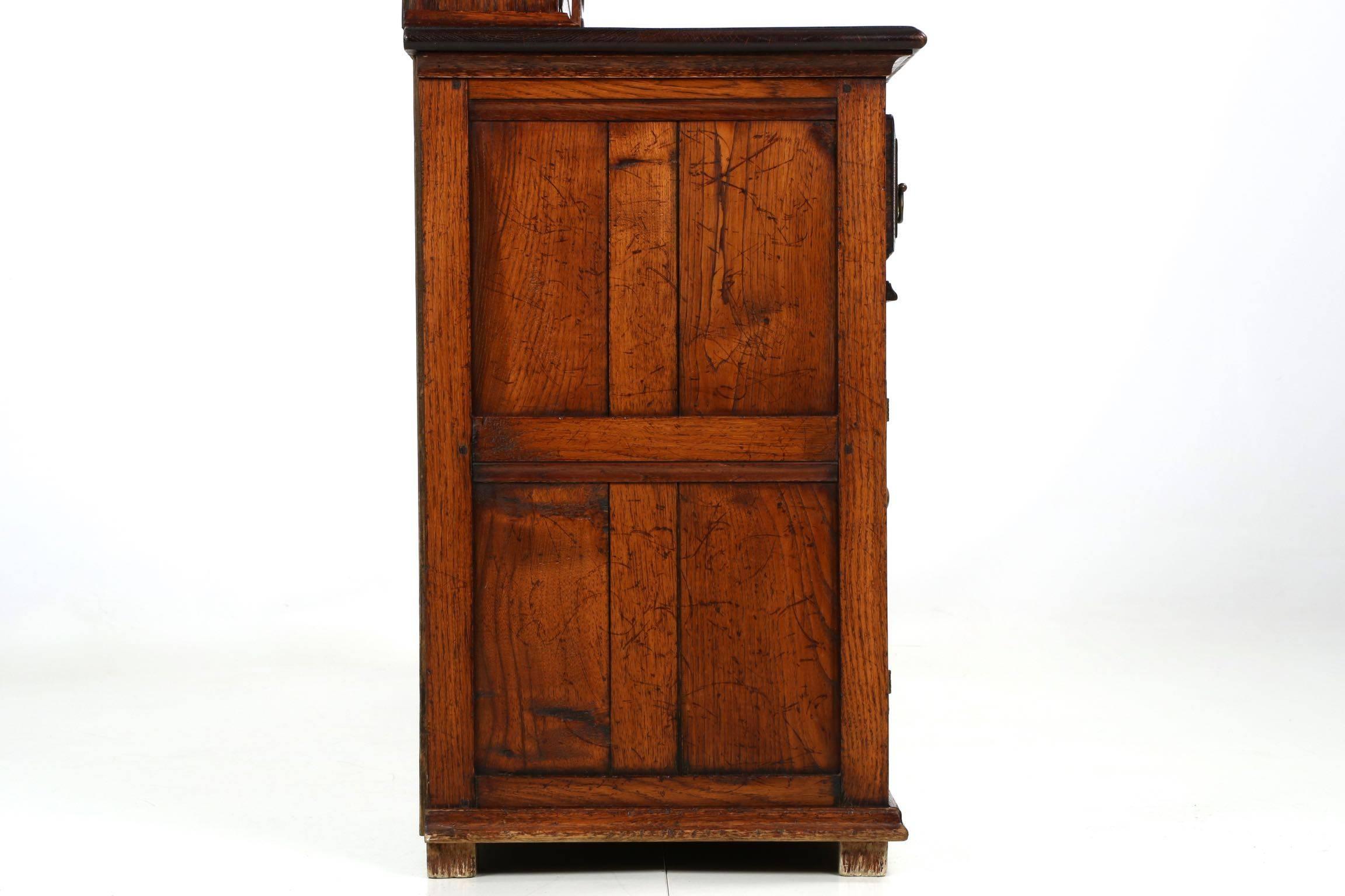 English Antique Oak Welsh Cupboard Cabinet, Early 20th Century In Excellent Condition In Shippensburg, PA
