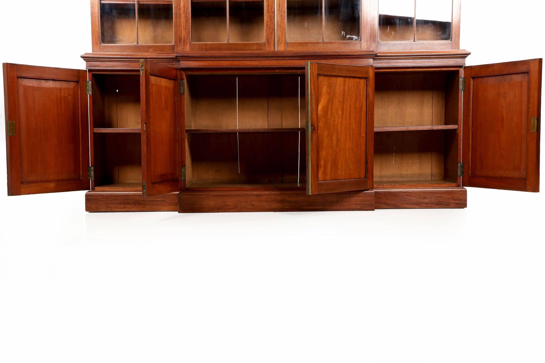 19th Century American Federal Mahogany Library Bookcase Breakfront Cabinet, circa 1795-1815