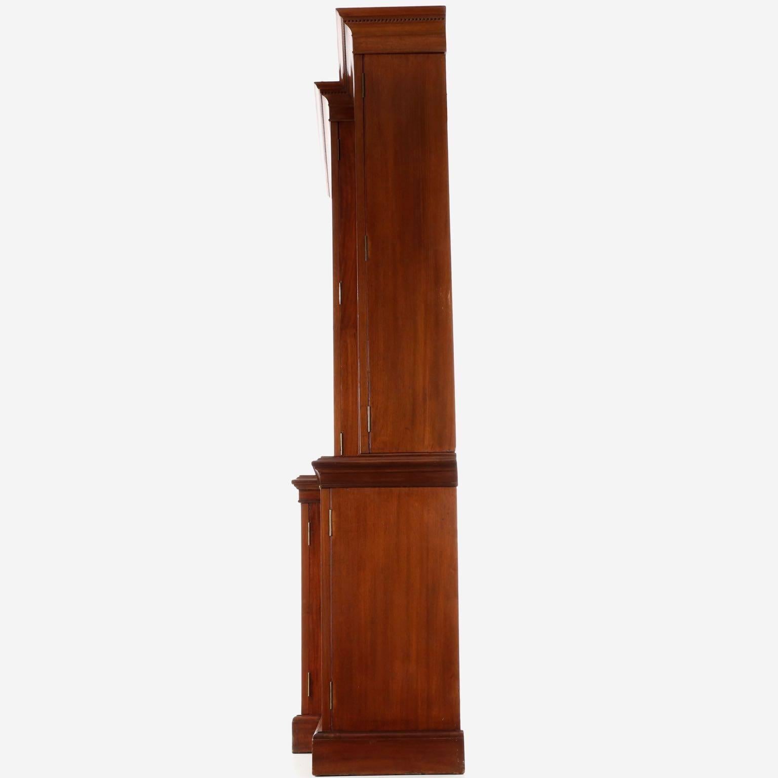 American Federal Mahogany Library Bookcase Breakfront Cabinet, circa 1795-1815 In Excellent Condition In Shippensburg, PA