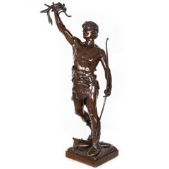 Una preciosa escultura antigua francesa de bronce de 36” de altura titulada «La Victoria», obra de Eugene Marioton