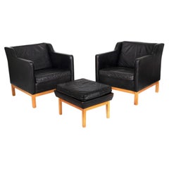 Pareja de sillones Mogens Hansen MH195 de cuero negro con taburete otomano