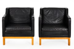Pareja de sillones Mogens Hansen MH195 de cuero negro con taburete otomano