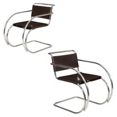 Ein Paar MR20-Sessel aus Chromstahl und Leder, Mies van der Rohe, um die 1970er Jahre