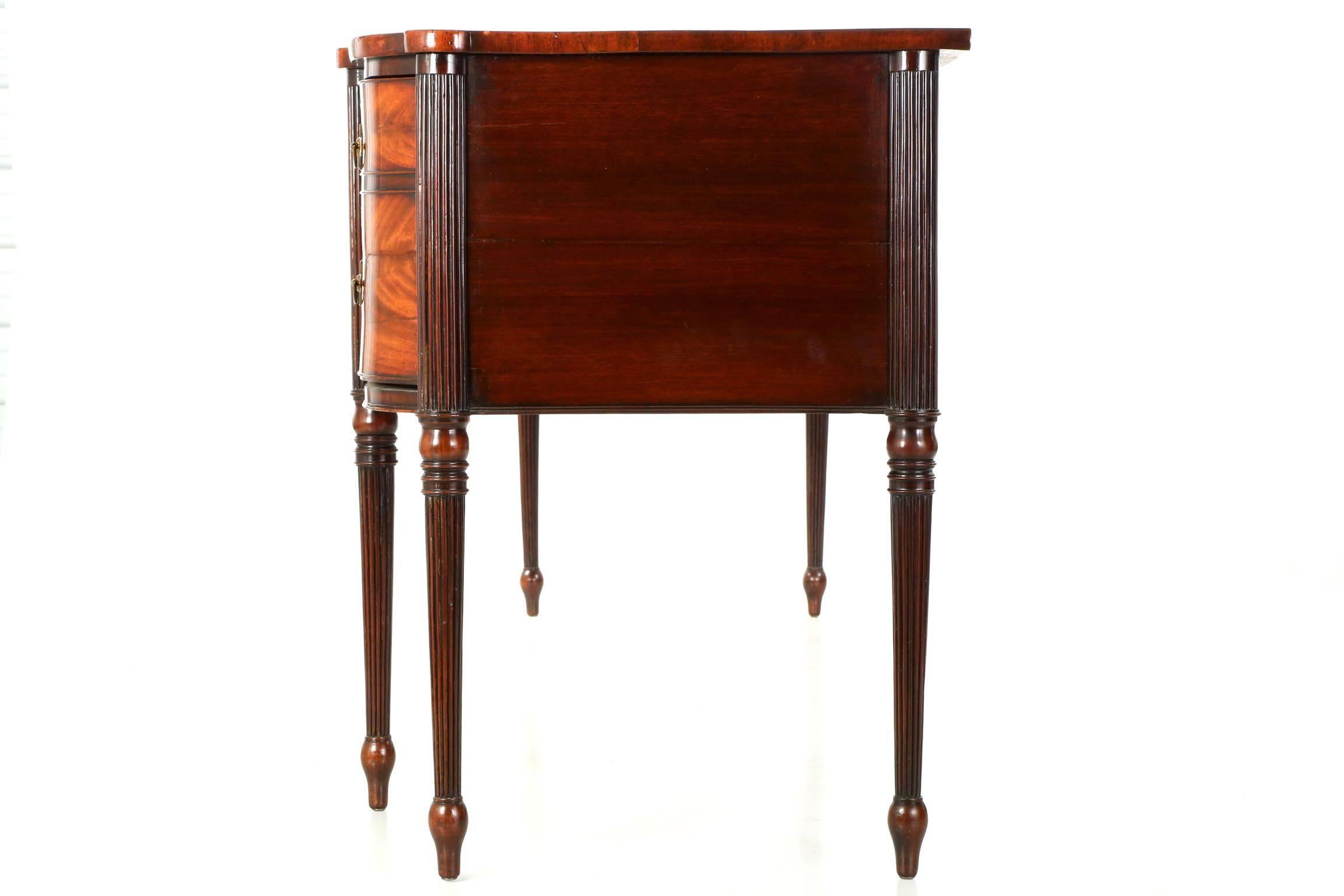 Very Fine American Federal Mahogany Sideboard, Boston, circa 1805-1815 In Excellent Condition In Shippensburg, PA