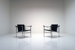 Lot de 2 fauteuils LC1 signés Le Corbusier, années 1970