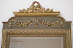 Specchio da parete francese in stile Belle Époque, dorato e verde oliva, con stemma a nastro, 1900 circa