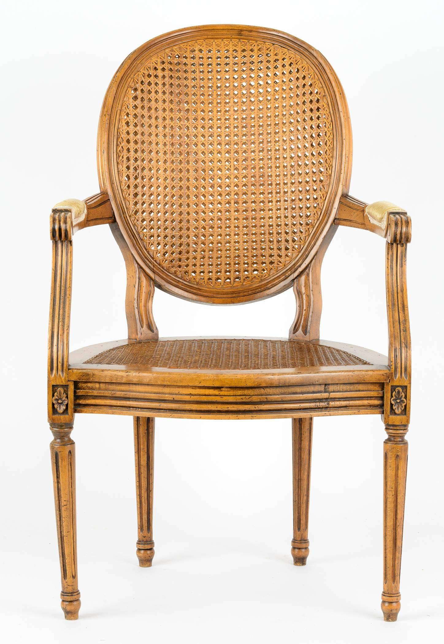 Außergewöhnlicher Louis VI-Sessel mit ovaler Rückenlehne aus Doppelrohr. Kanaldetails an Armen, Rock und Beinen. Die Arme sind sanft geschwungen und gehen in das Bein über, das am Rockteil mit einer Rosette verziert ist. Die oval geschwungene