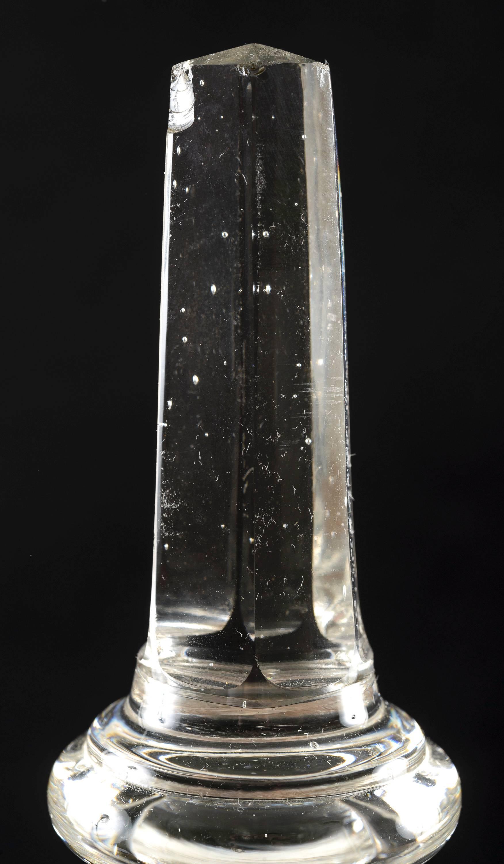 Facetté Paire de grands pots d'apothicaire en verre taillé du XIXe siècle avec couvercle à fleurons facetté en vente