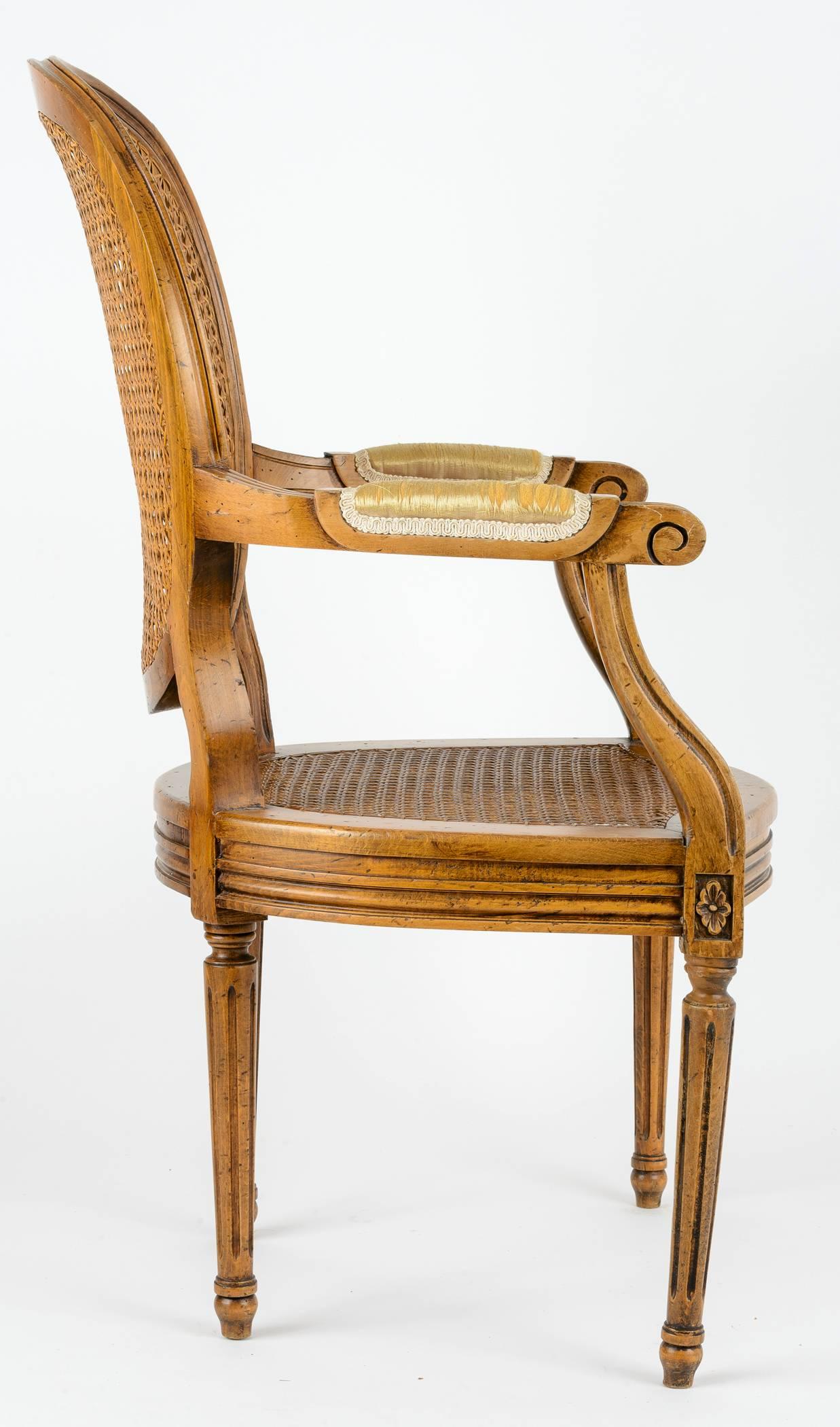 Sessel im Stil Louis XVI. mit Rohrrückenlehne und Sitz (Französisch)