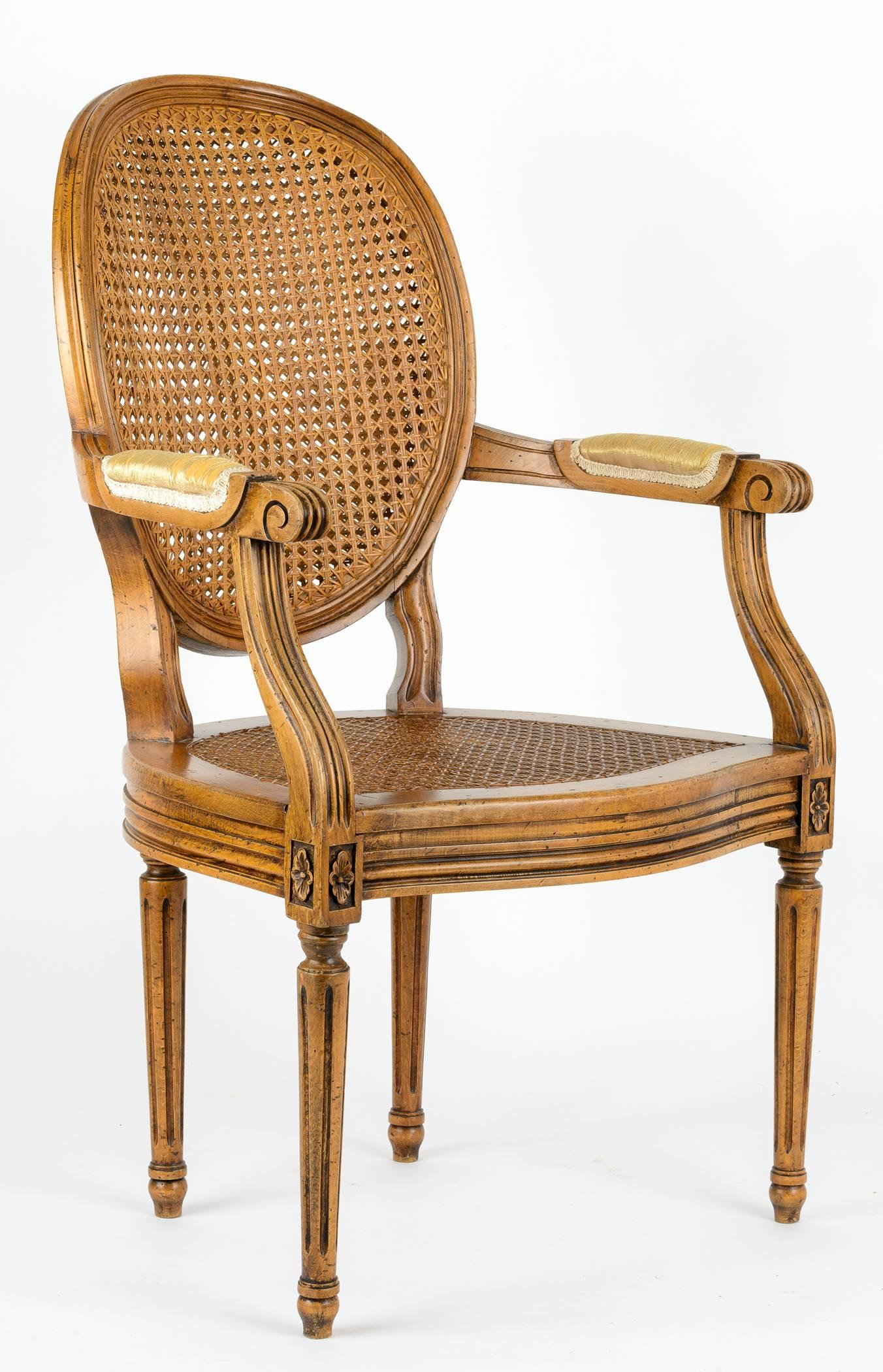 Sessel im Stil Louis XVI. mit Rohrrückenlehne und Sitz (Handgeschnitzt)