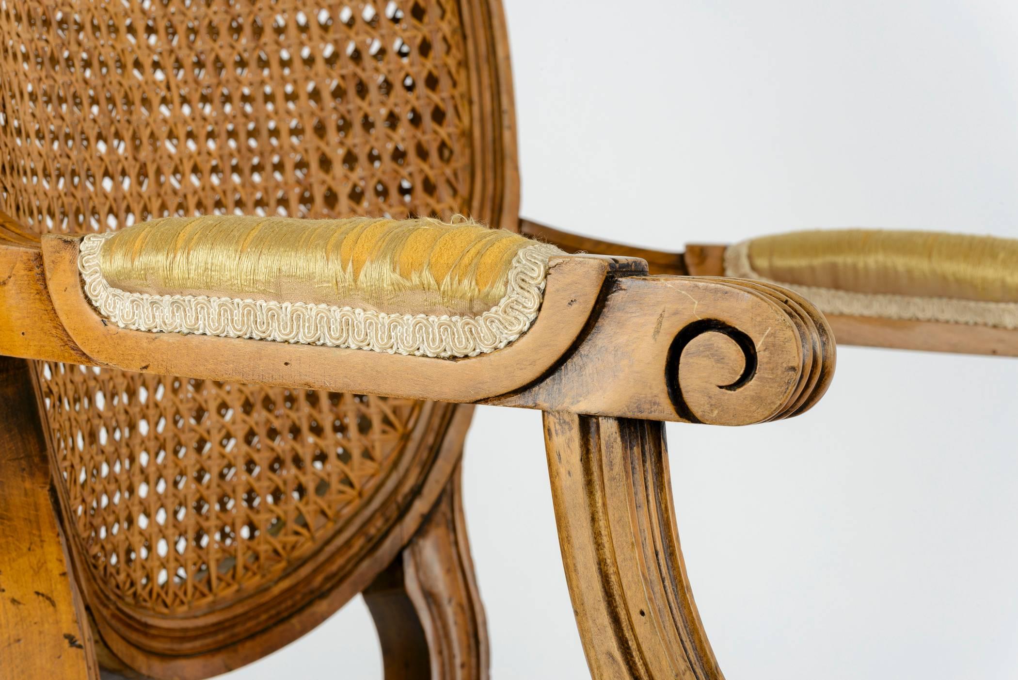 Sessel im Stil Louis XVI. mit Rohrrückenlehne und Sitz (Kirsche)