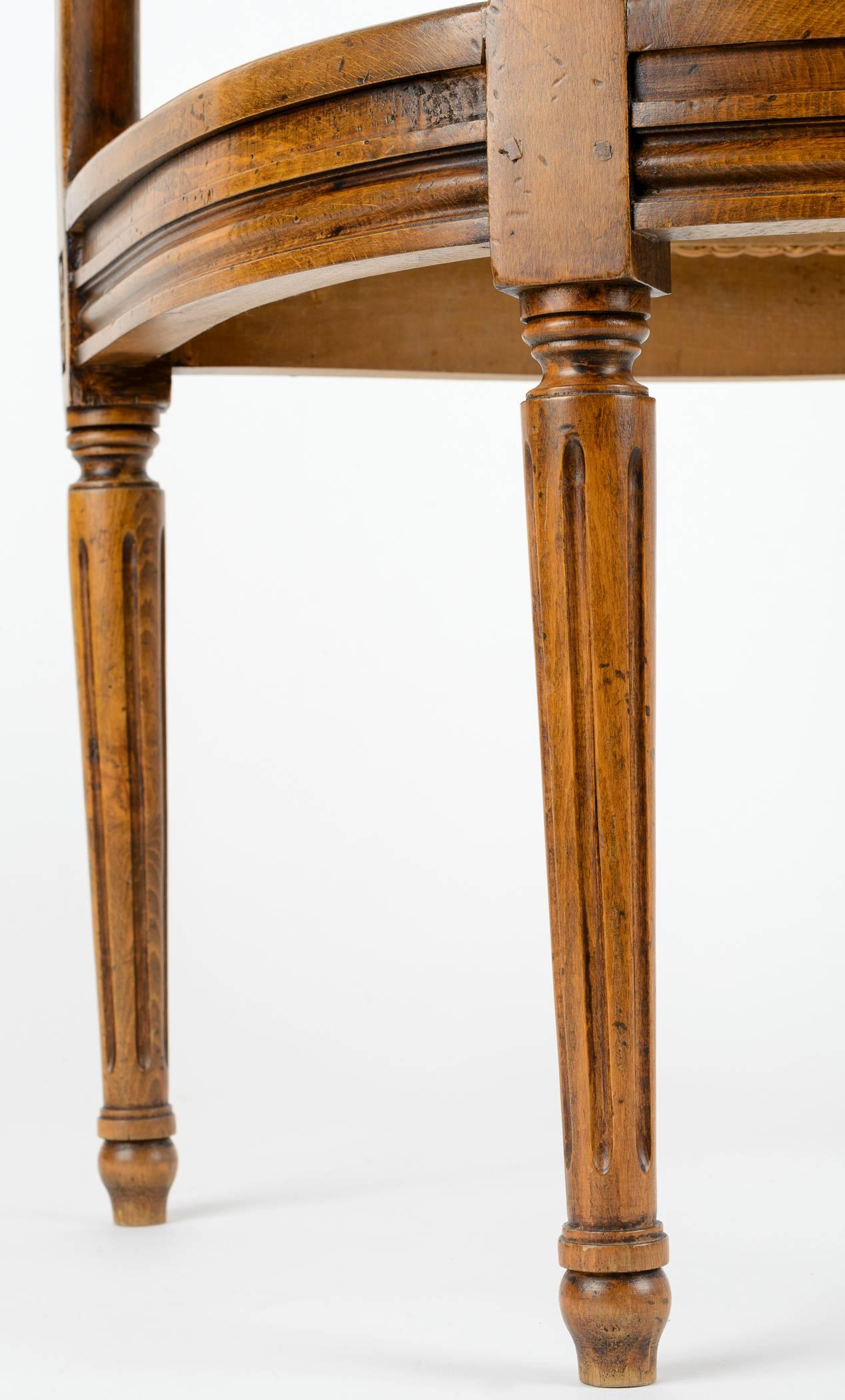 Sessel im Stil Louis XVI. mit Rohrrückenlehne und Sitz 1