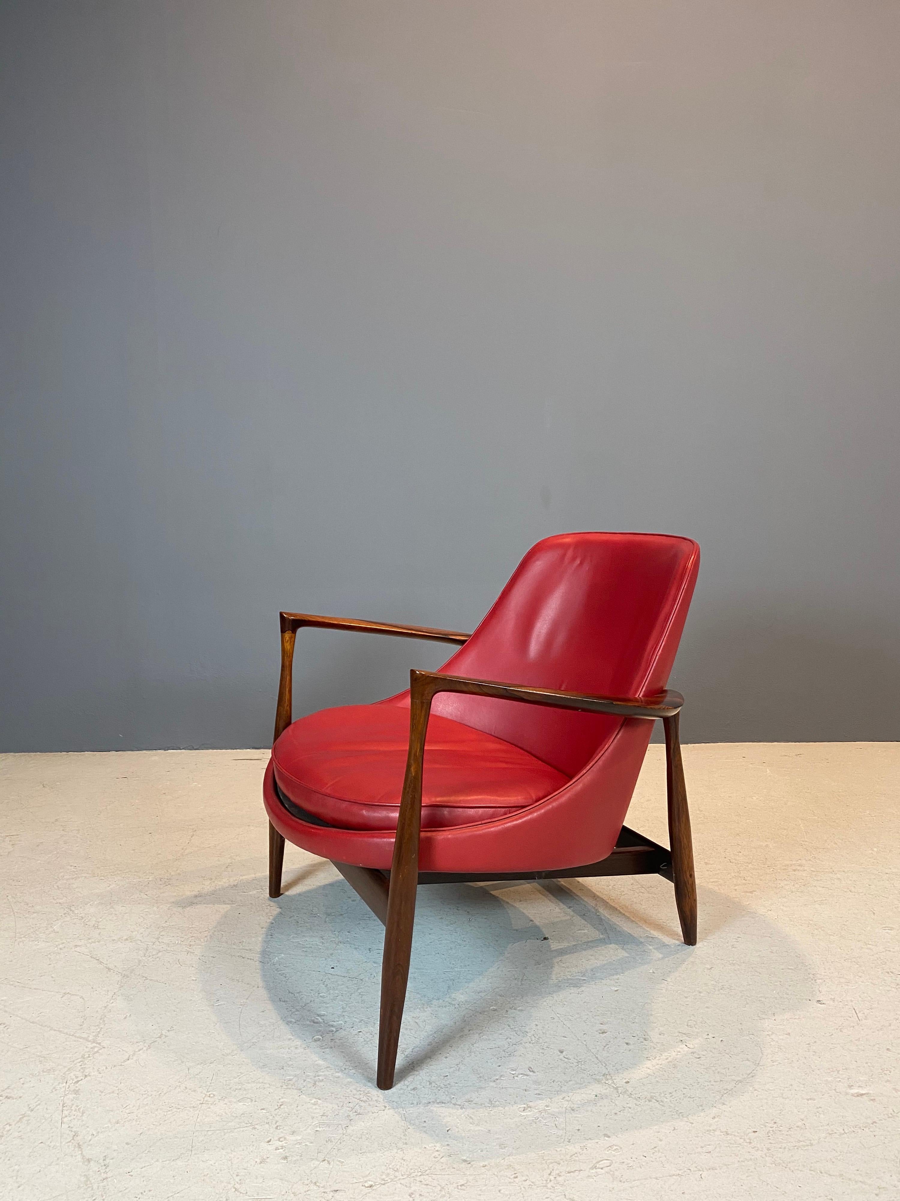 Iconic lounge chair, designed by Ib Kofod - Larsen in 1956 and produced by Christensen and Larsen, Denmark. This example is in rosewood and original red leather.
It is available to view in my gallery in Chelsea, NY.