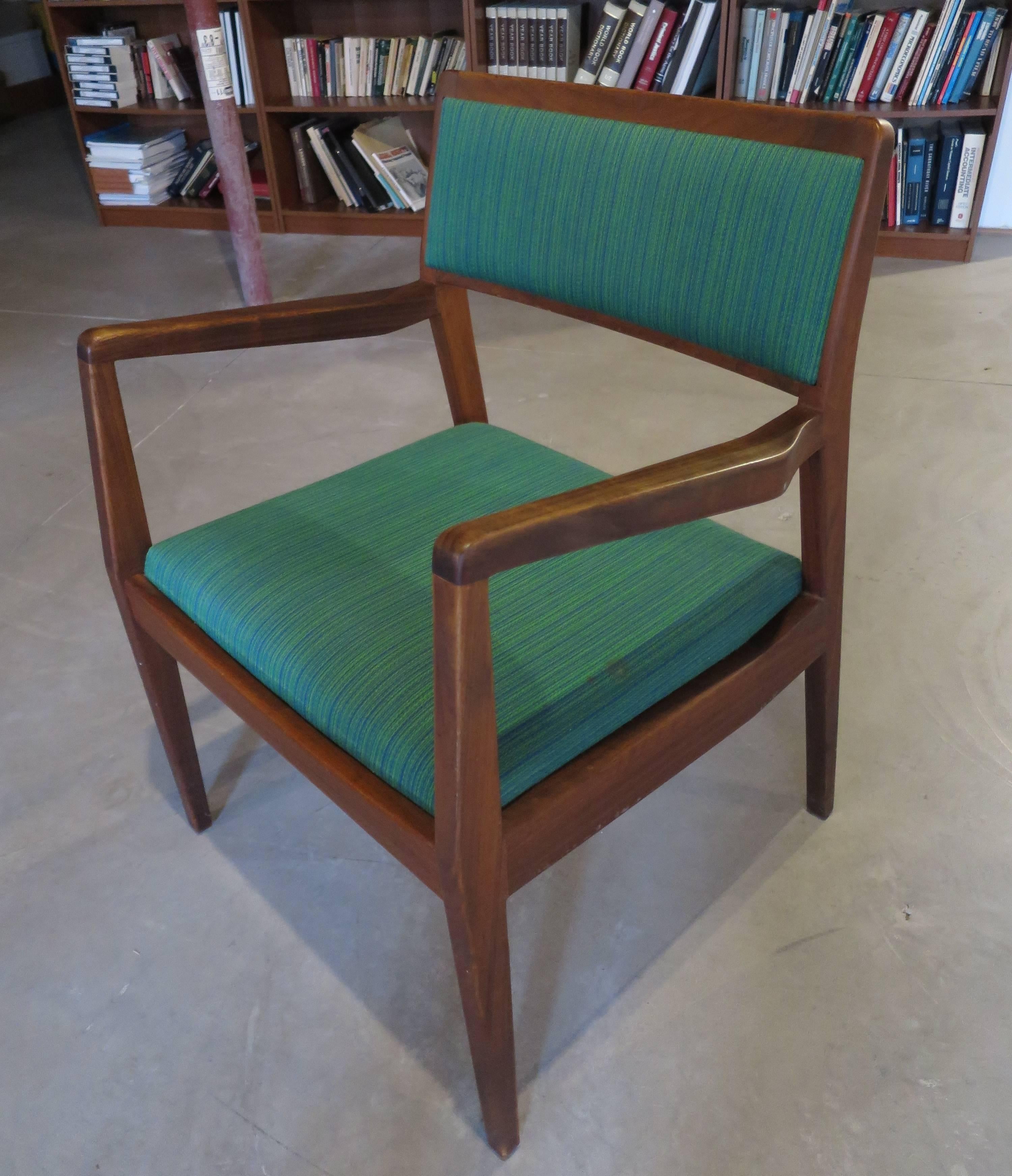 Wunderschönes Sesselpaar von Jens Risom, Modell C140 in Nussbaumgestell und original grüner Polsterung in hervorragendem Zustand.

Der Preis gilt nur für das Paar.

 