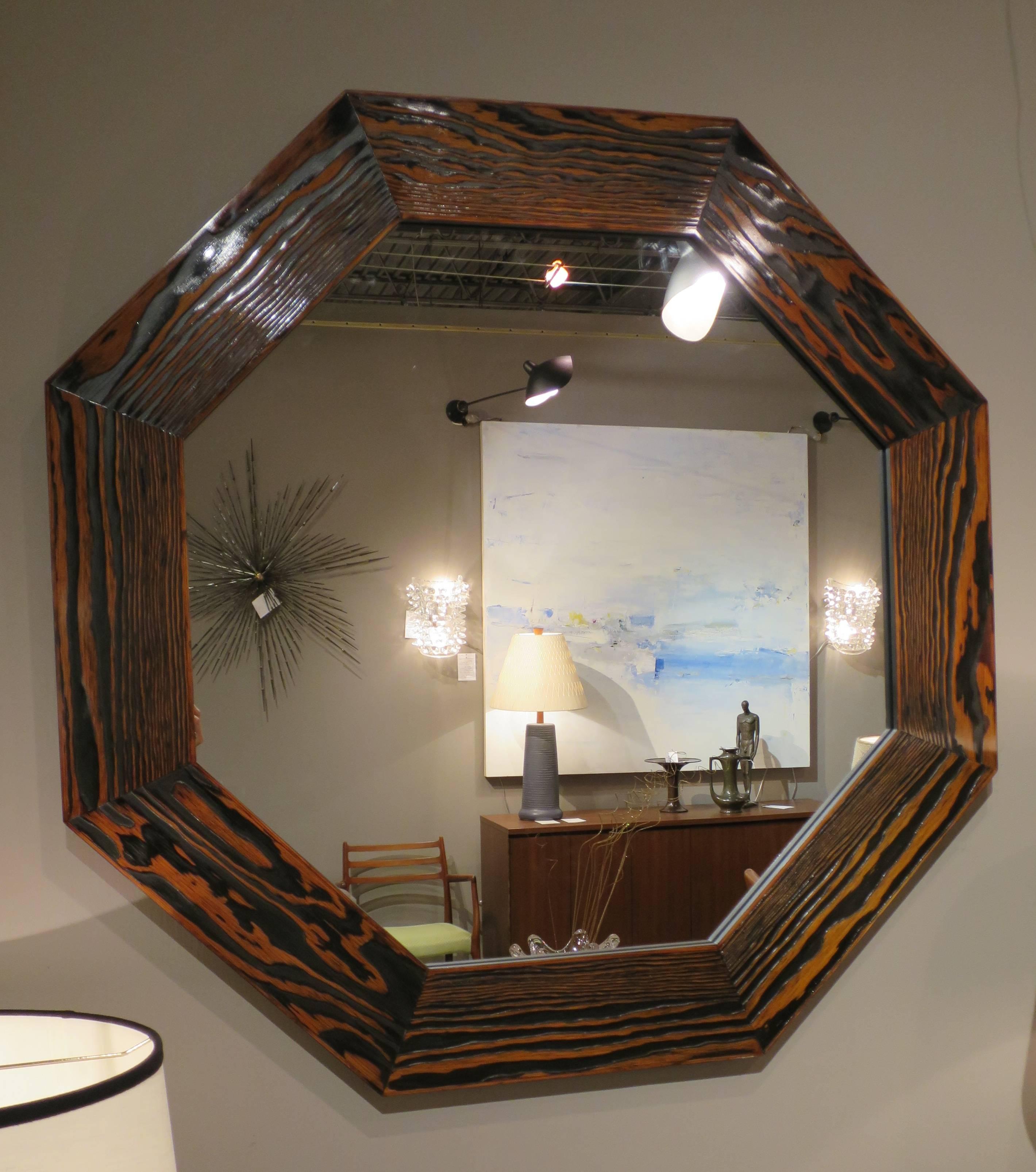Miroirs octogonaux nouvellement produits, inspirés par l'icône du design Art déco - Eileen Grey. Sapin Douglas, traité et laqué pour obtenir une surface profondément texturée en noir et brun moyen pour accentuer le beau grain. Tailles sur mesure