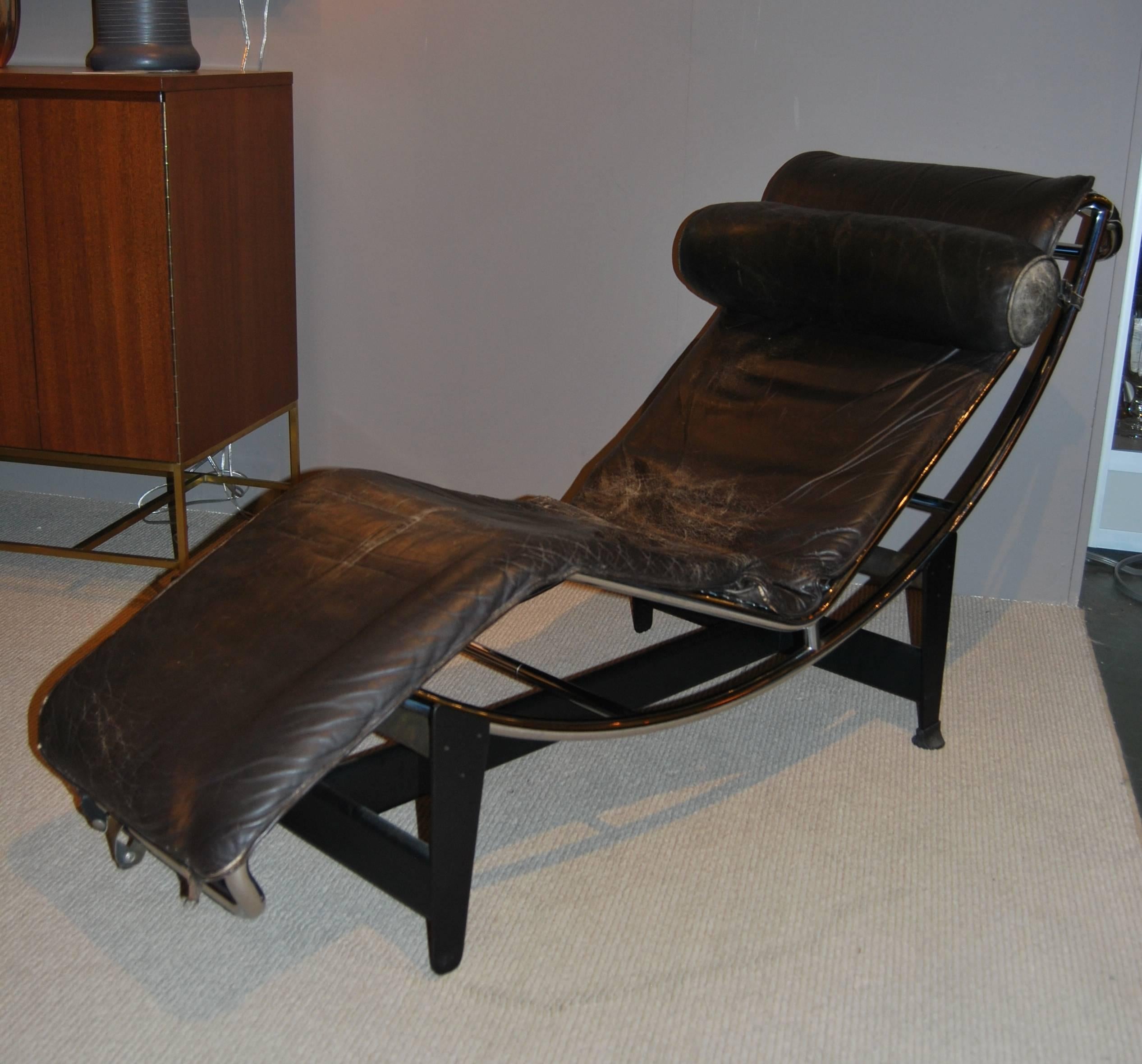 A Le Corbusier for Cassina chaise lounge chair. Leather and chrome chaise lounge with original metal base. Underside of chrome chaise bears original 