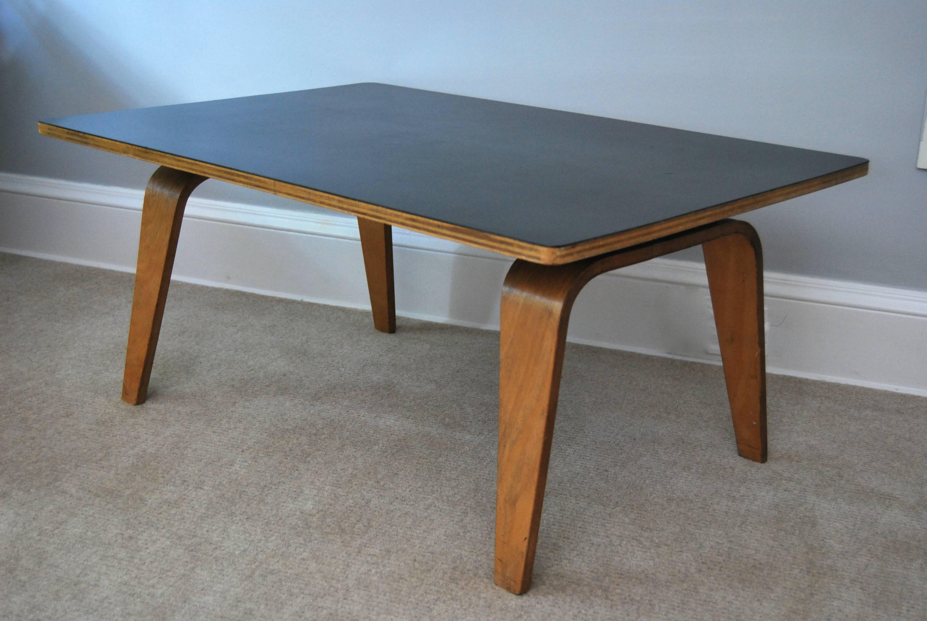 Early Herman Miller production coffee/cocktail table designed by Charles Eames. These were only produced for 4 years, circa 1946.
Beautiful Formica top.

Table is in excellent, original condition.
Please let me know if you need additional photos.