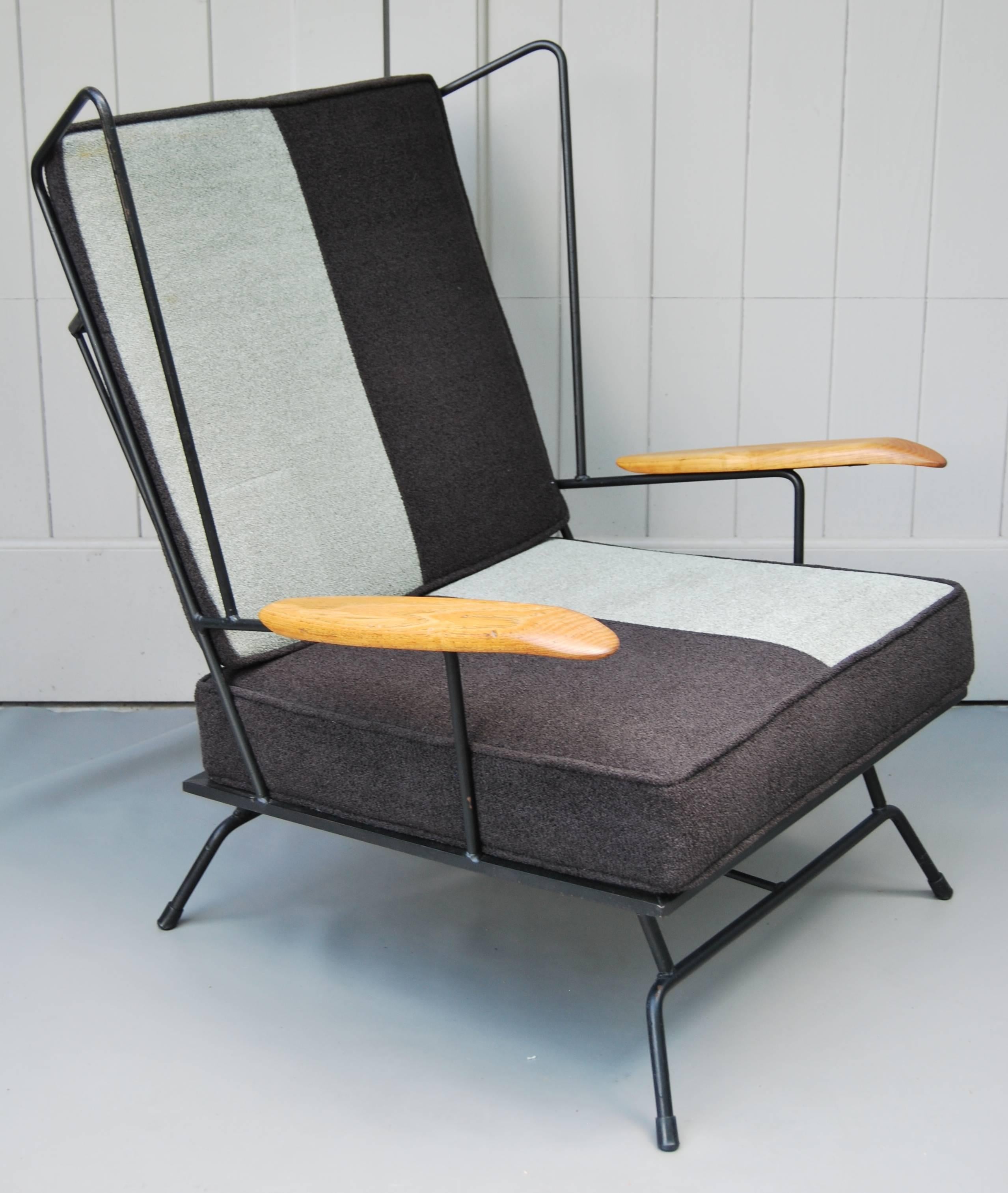 Chaise en fer américaine du début des années 1950 avec ottoman. Accoudoir en bois.
Le cadre en fer a été remis en état et les coussins ont été retapissés en tissu chenille noir et gris.