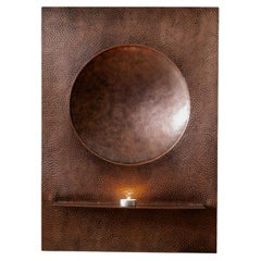 Estante de pared «Koubba», de cobre macizo martillado a mano, de Mādda