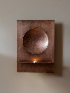 Estante de pared «Koubba», de cobre macizo martillado a mano, de Mādda