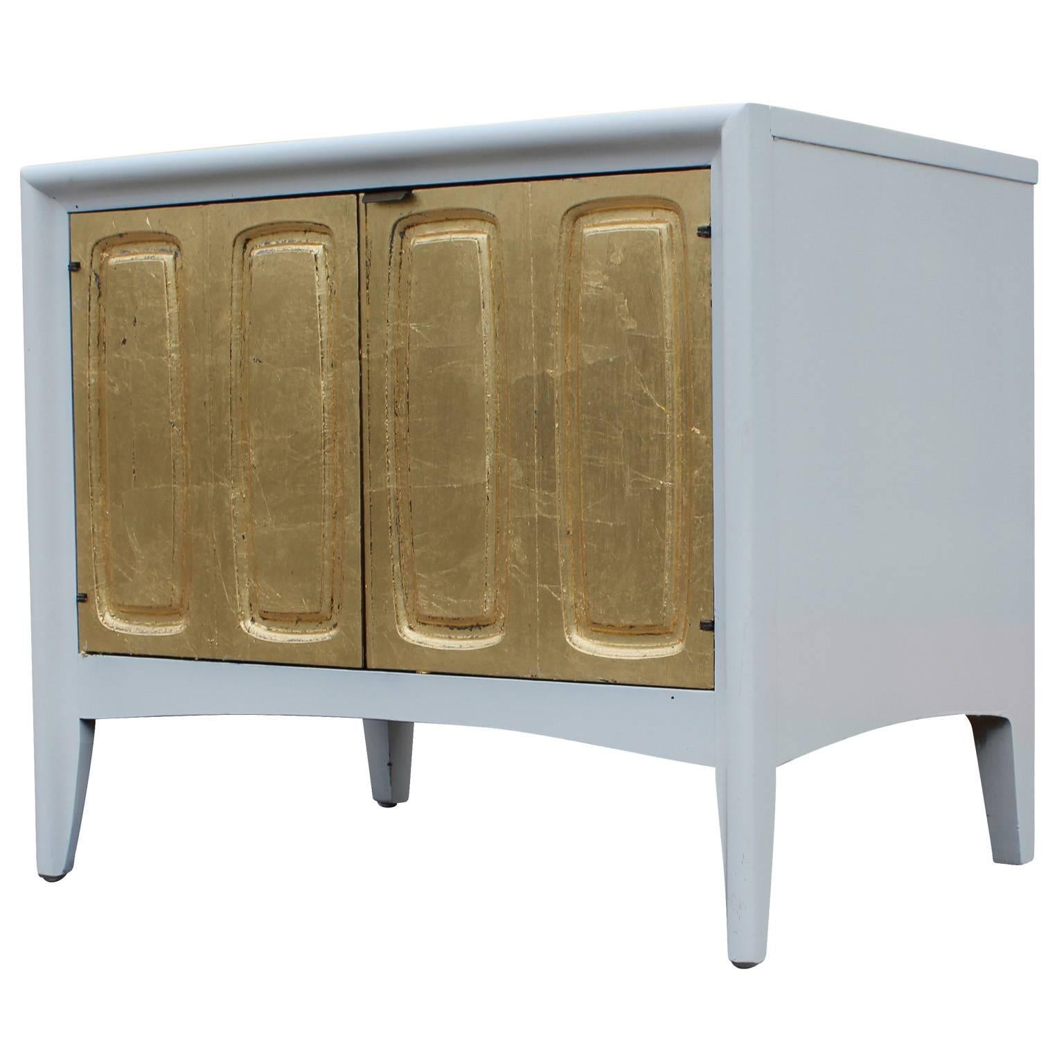 Glam Pair of Modern Gold Leaf and White Lacquer Night Stands In Excellent Condition In Houston, TX