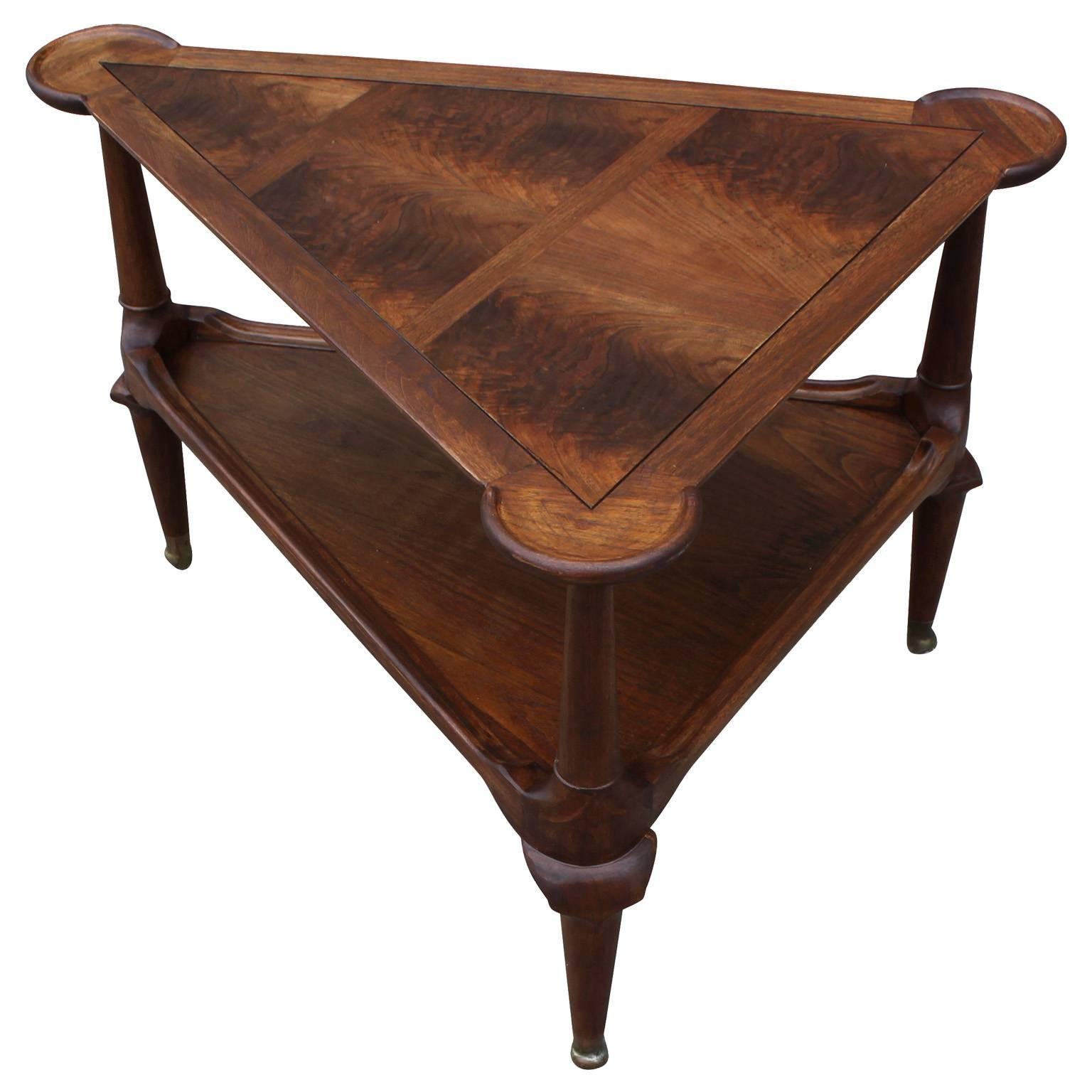 Excellent Mastercraft triangle shaped side or occasional table with beautiful walnut grain. Table top inlay gives an almost pyramid like motif. Legs have an elegant curves.