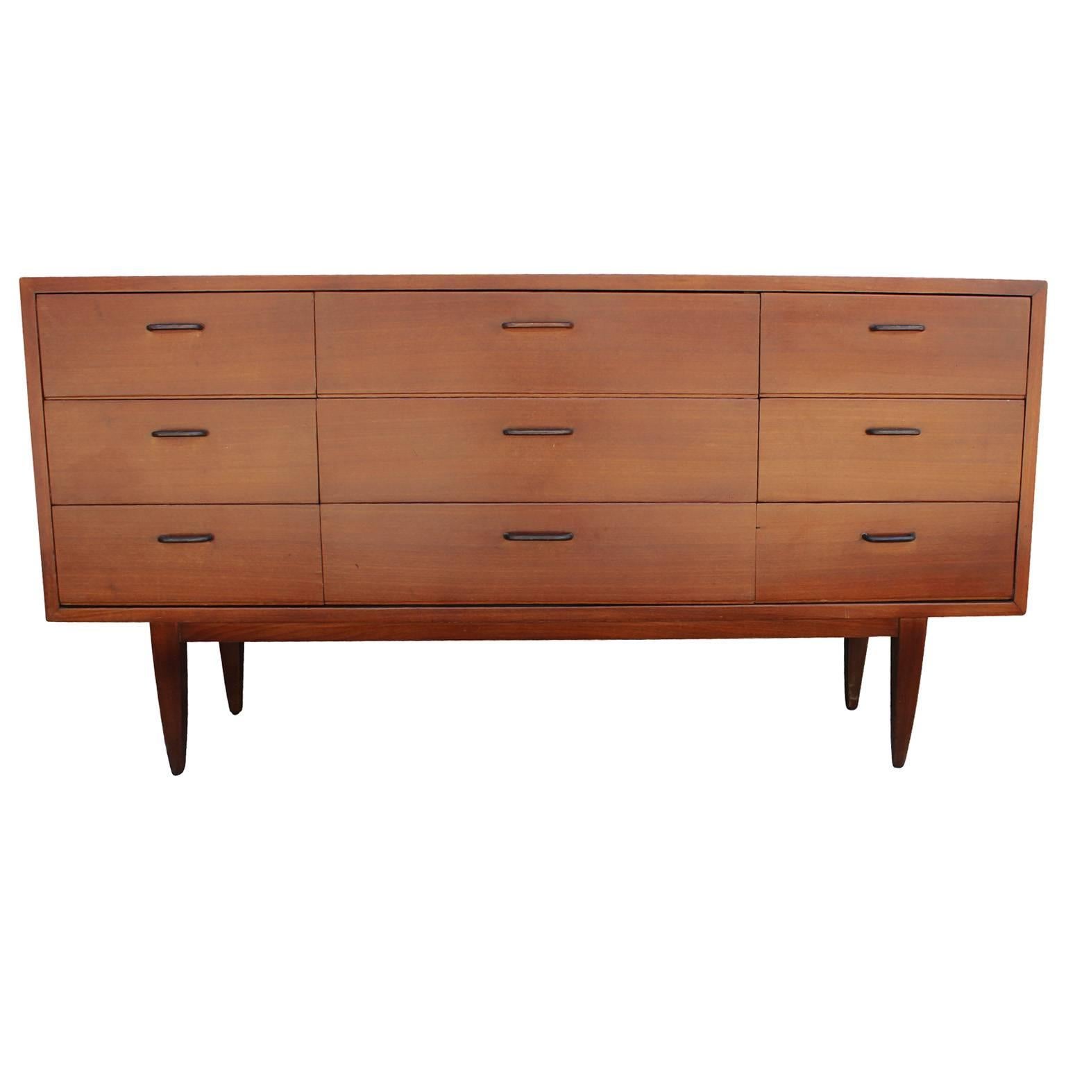 Sleek Nine-Drawer Mid-Century Modern Teak Dresser In Good Condition In Houston, TX