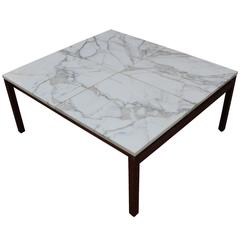 Tavolino moderno quadrato in marmo di Lewis Butler con base in noce