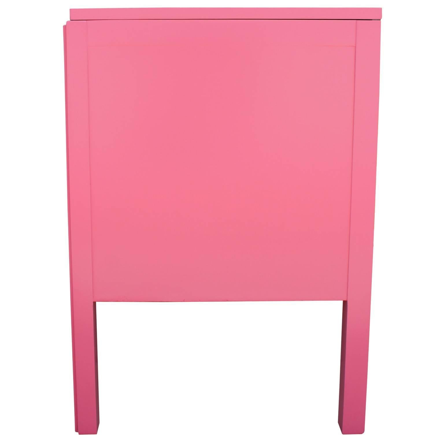 Lovely Pair of Modern Bachelor's Three Drawer Chests Lacquered in Pink In Excellent Condition In Houston, TX