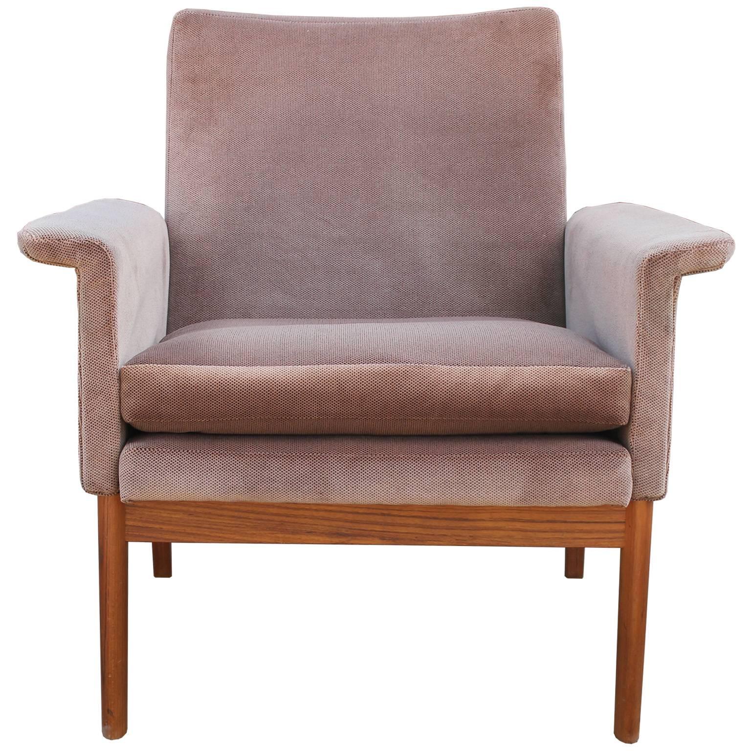 Wonderful lounge chair by John Stuart Inc and France and Daverkosen. Chair has excellent lines with bent out arm rests. Teak base has excellent negative space. Upholstered in a pale mauve vintage velvet.