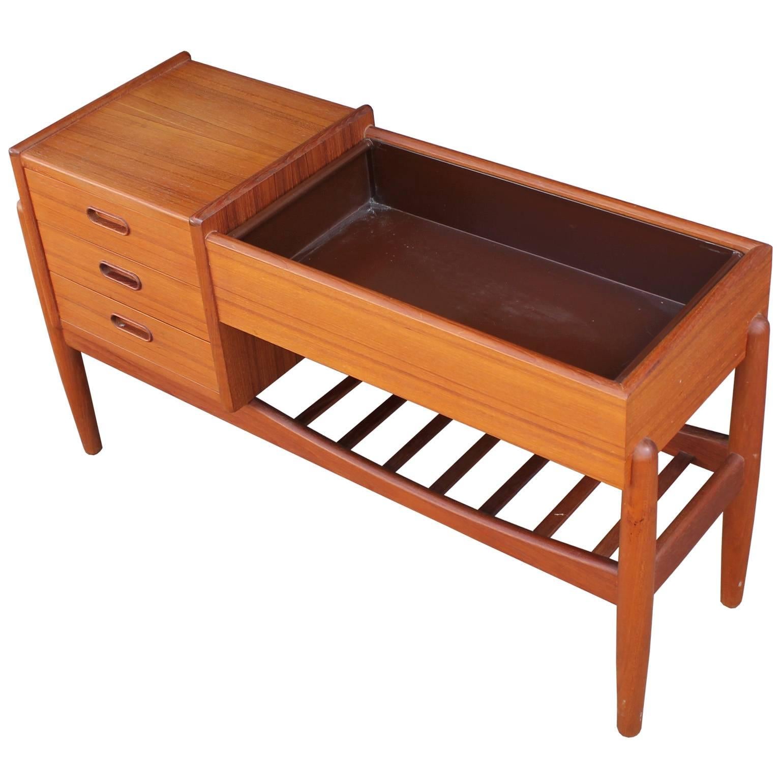 Lovely side table with planter designed by Arne Wahl Iversen for Vinde Mobelfabrik in 1961. Three drawers and a slotted shelf provide excellent storage. Teak has beautiful graining. Scandinavian modern table would be perfect in an entrance or