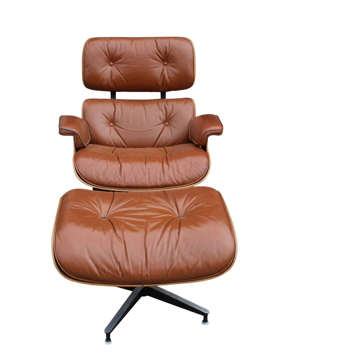 Great Eames rosewood lounge chair for Herman Miller circa 1960s/ 1970s. The chair is in light brown and in nice vintage condition with light wear. 
