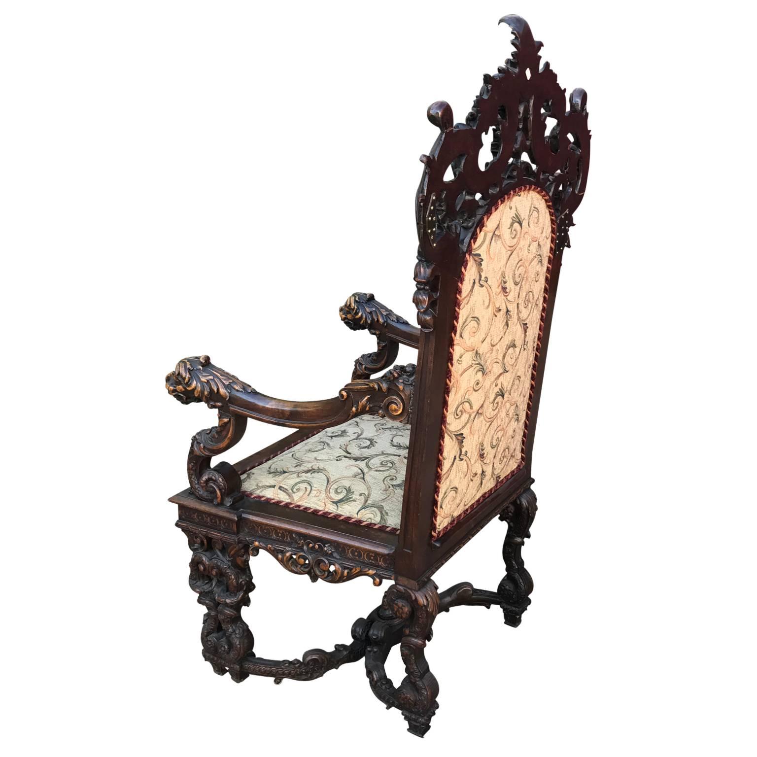 Highly Carved Pair of Rococo Throne Chairs with Cream Cushions In Good Condition In Houston, TX