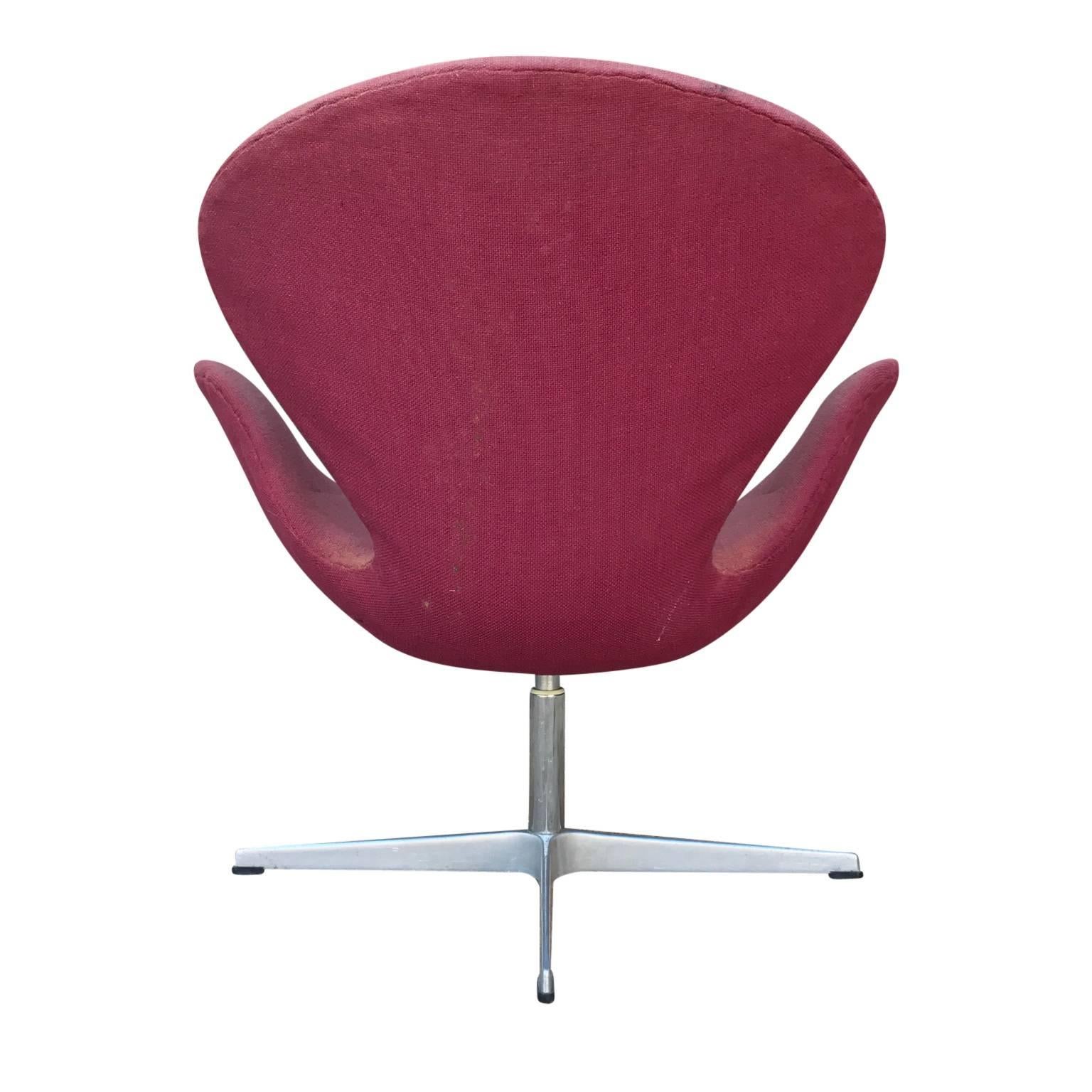 Mid-20th Century Modern Danish Arne Jacobsen Fritz Hansen Swan Chair in Vintage Pale Red